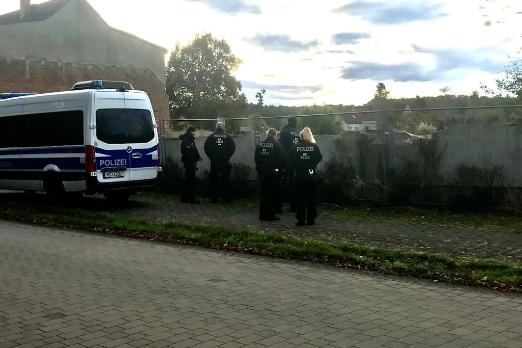 So sieht die Suche vor Ort aus: Ermittler der Berliner Polizei durchkämmen ein weiteres Grundstück im brandenburgischen Tauche nach Hinweisen auf Rebecca.
