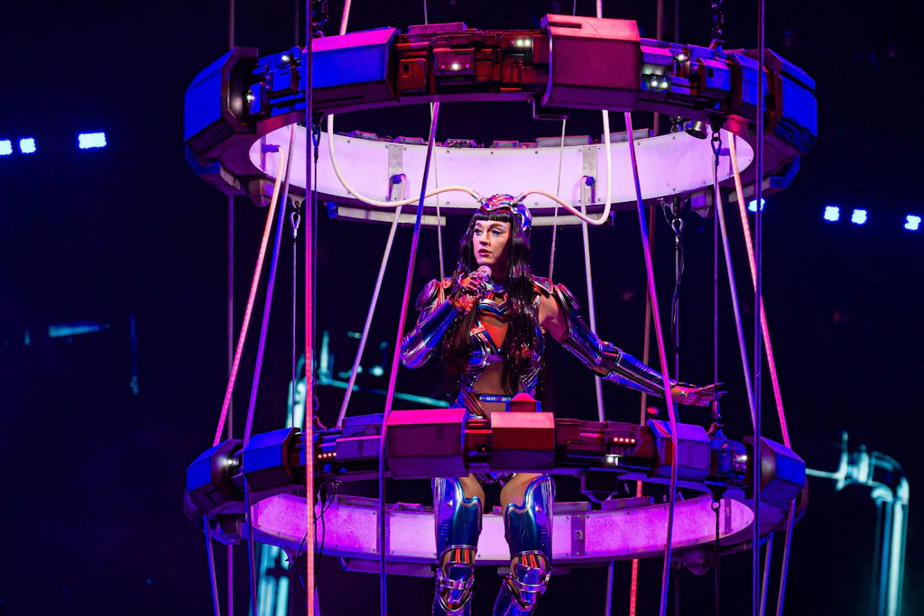 Die Fans von Katy Perry können sich auch in Berlin über eine große Show mit guter Musik und aufregenden Kostümen und spektakulärer Kulisse freuen.