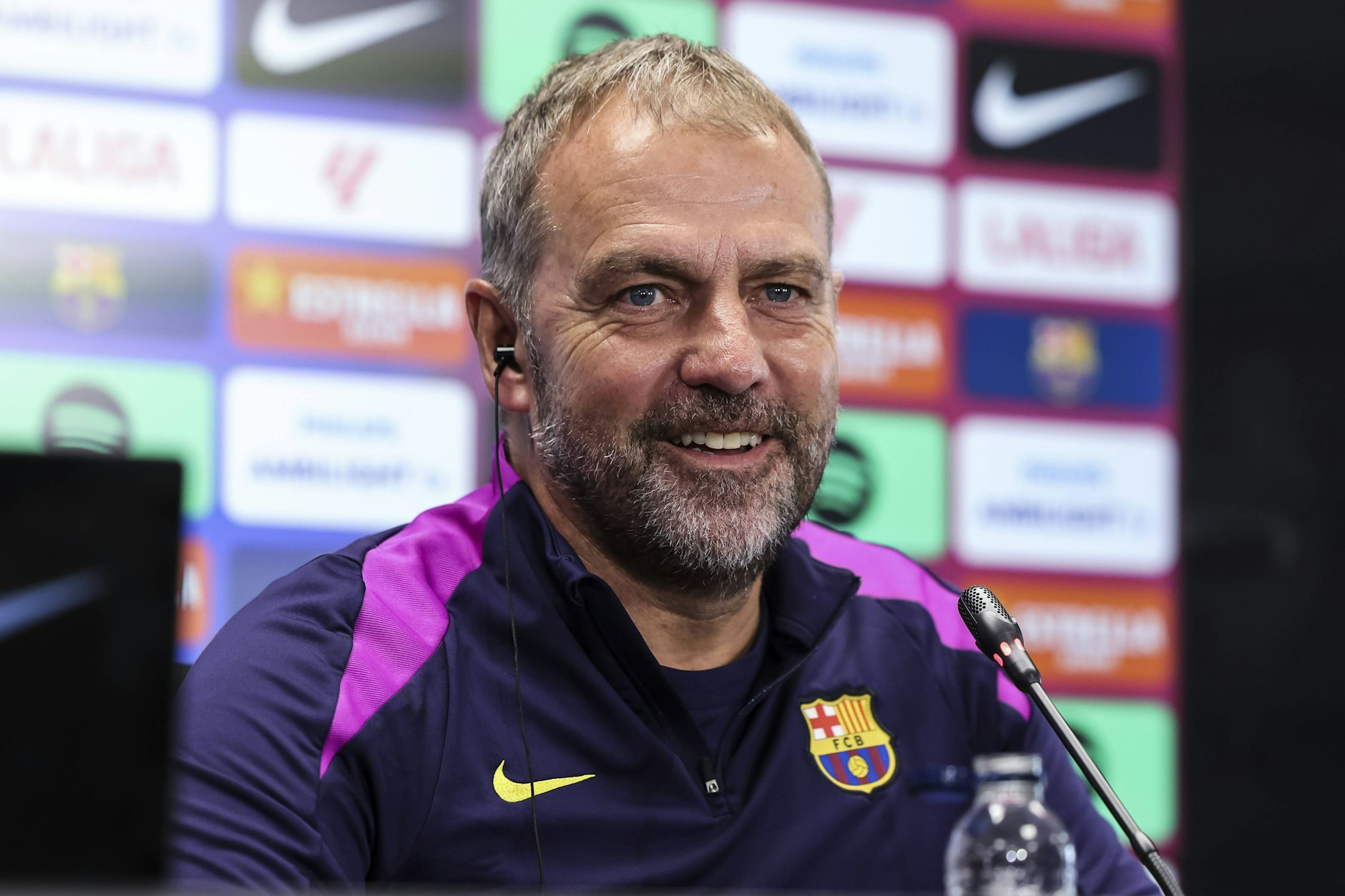 Hansi Flick trainiert den FC Barcelona seit Sommer 2024.