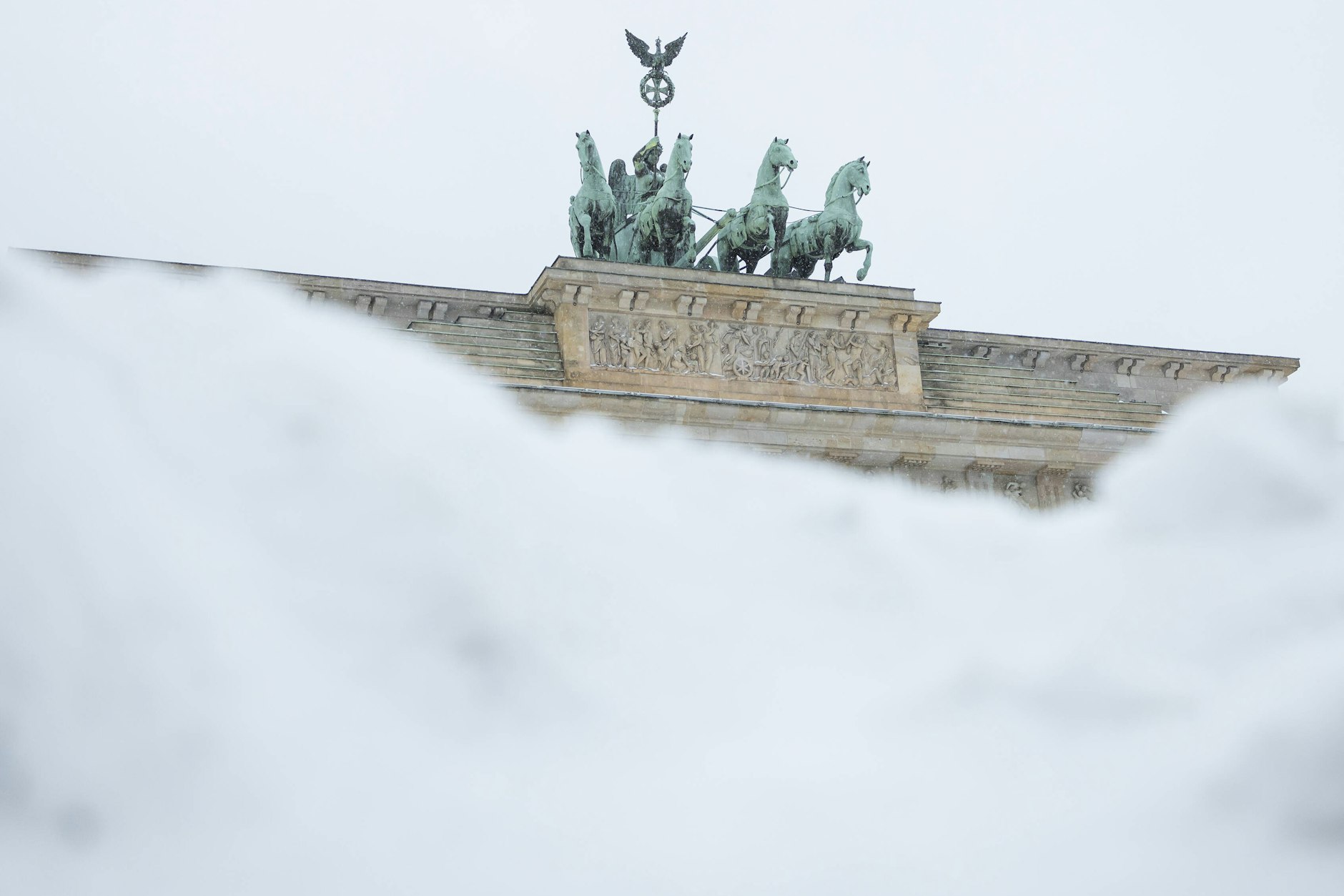 Schneemassen vor dem Brandenburger Tor: Blüht Deutschland in diesem Jahr ein Jahrhundertwinter: Erste Berichte beschwören eine richtige kalte Saison.