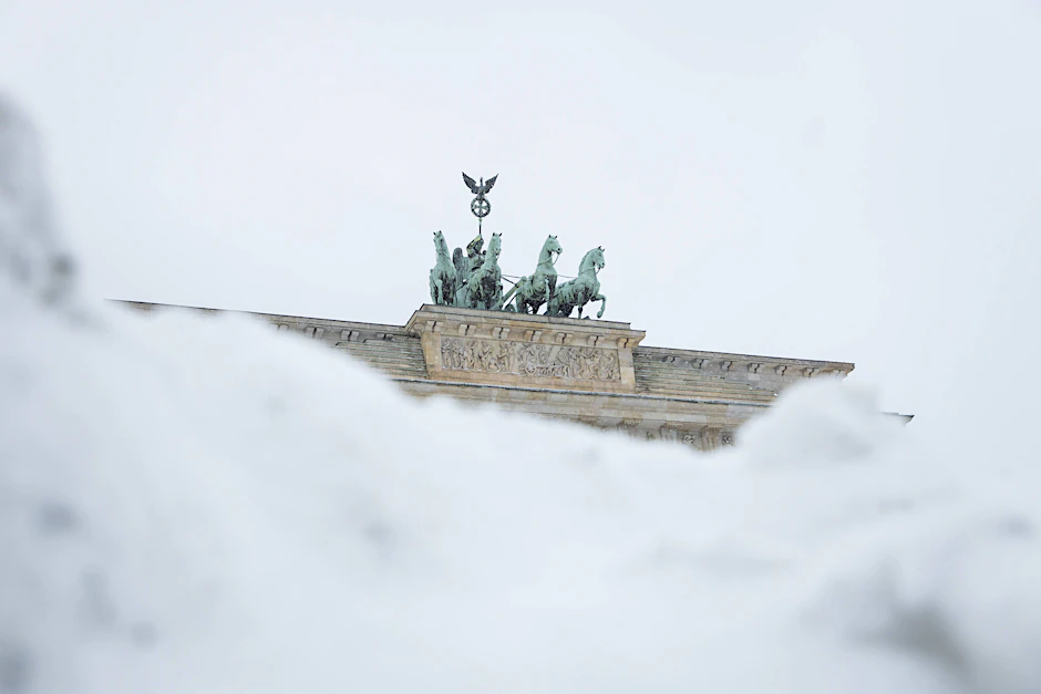 Schneemassen vor dem Brandenburger Tor: Blüht Deutschland in diesem Jahr ein Jahrhundertwinter: Erste Berichte beschwören eine richtige kalte Saison.