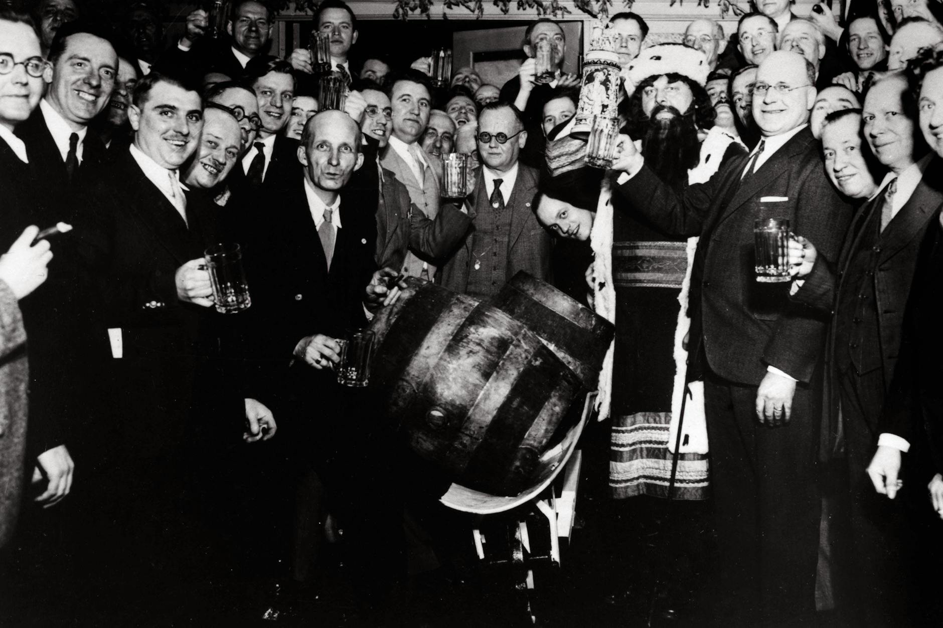 Der Liederkranz Club in Milwaukee, Wisconsin, feiert das Ende der Prohibition im April 1933. Ungefähr zu dieser Zeit setzt die Romanhandlung ein.