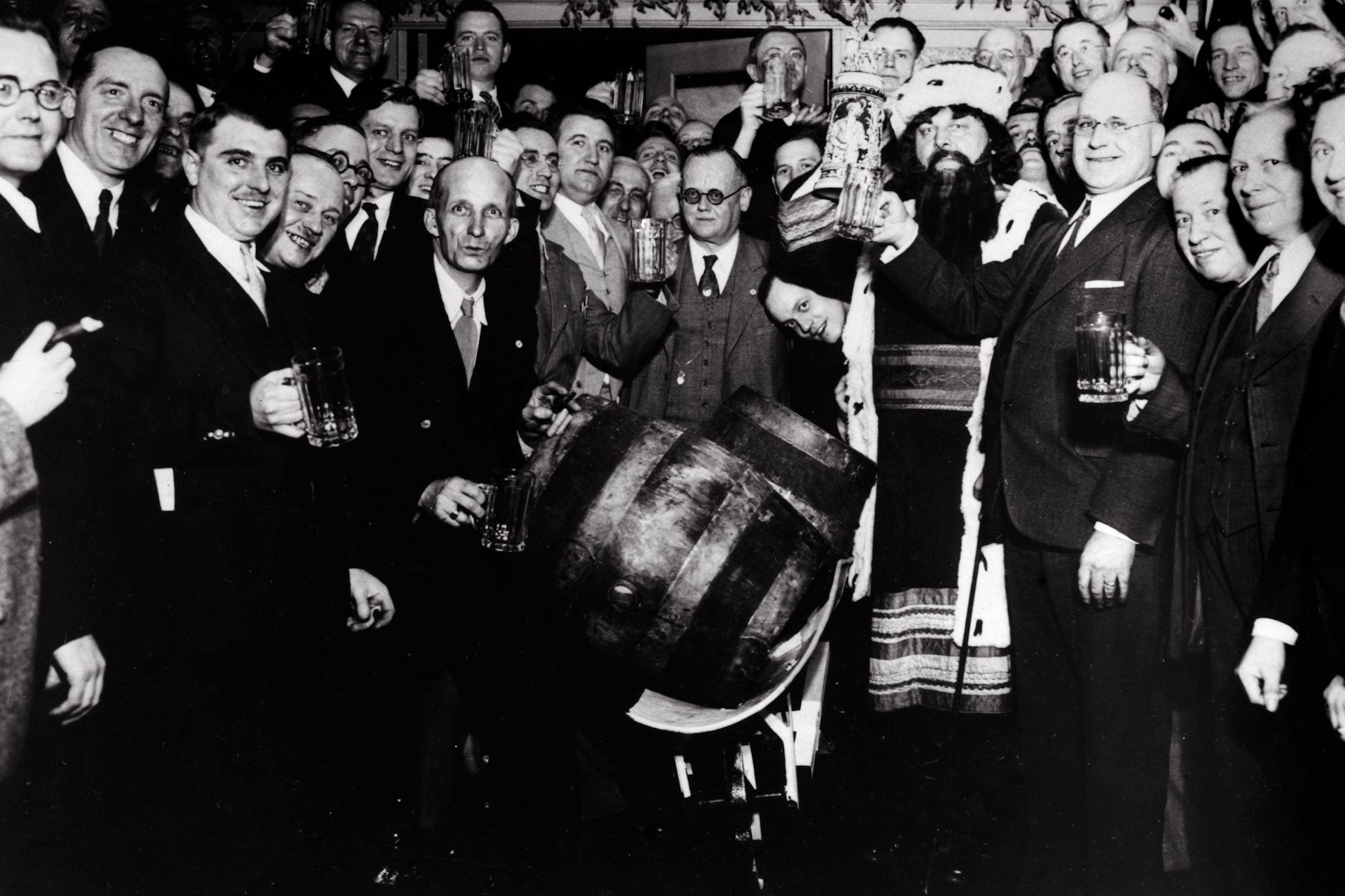 Der Liederkranz Club in Milwaukee, Wisconsin, feiert das Ende der Prohibition im April 1933. Ungefähr zu dieser Zeit setzt die Romanhandlung ein.