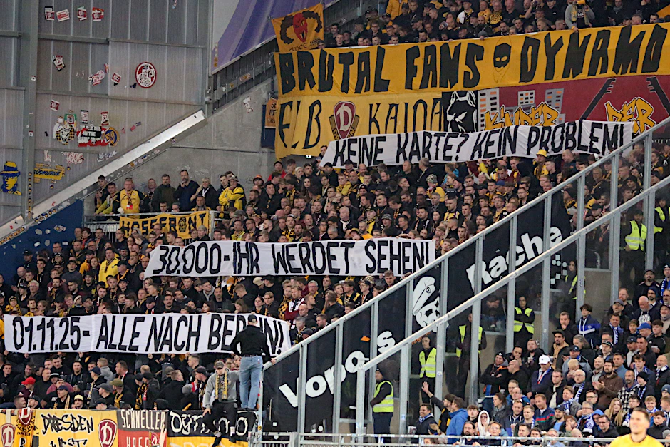 Die Fans von Dynamo Dresden machen beim Spiel am 26. September in Darmstadt Stimmung für die Partie bei Hertha. Auf dem Banner steht: „Keine Karte? Kein Problem! 30.000 – ihr werdet sehen! 01.11.25 alle nach Berlin!“