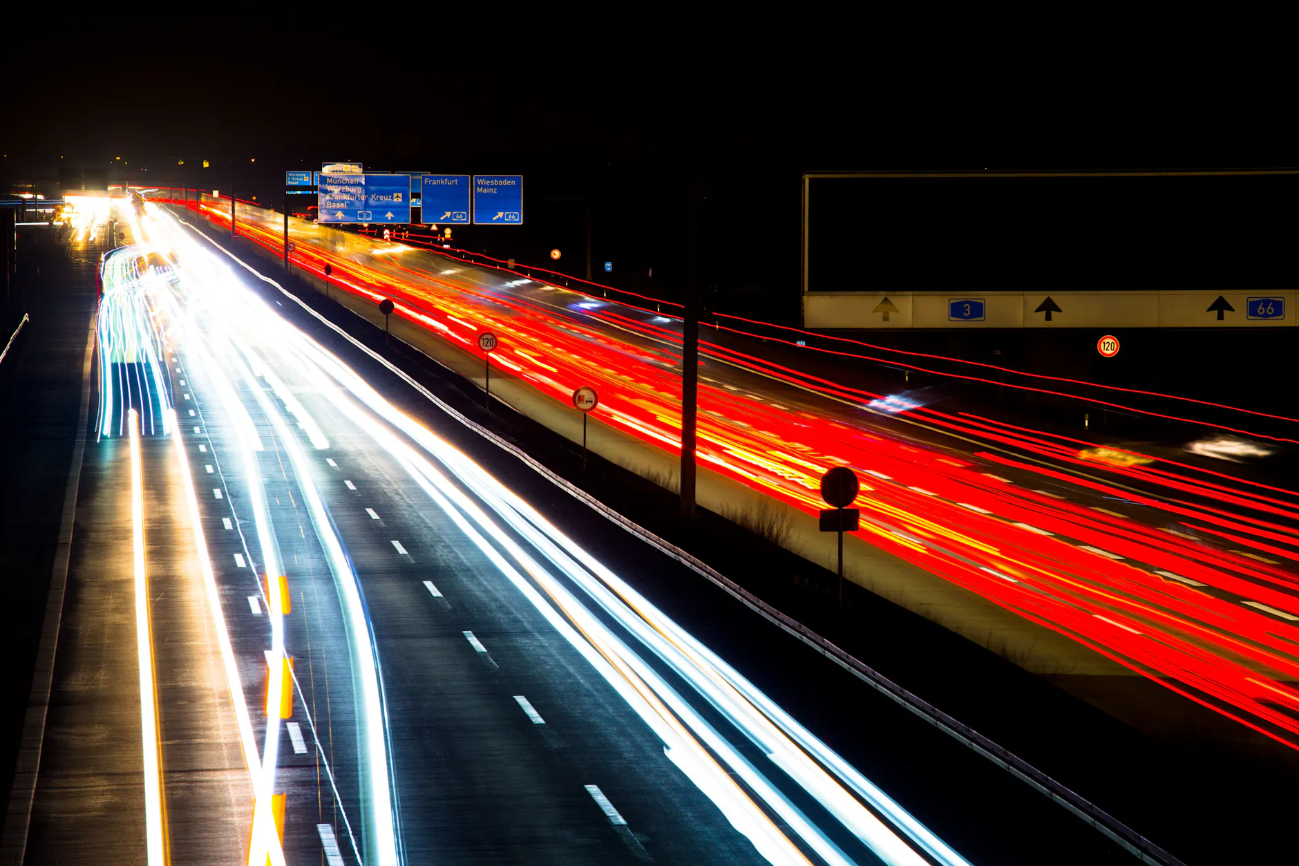 Auf einer Autobahn in Bayern wurde ein Reisebus gestoppt und überfallen. (Symbolfoto)