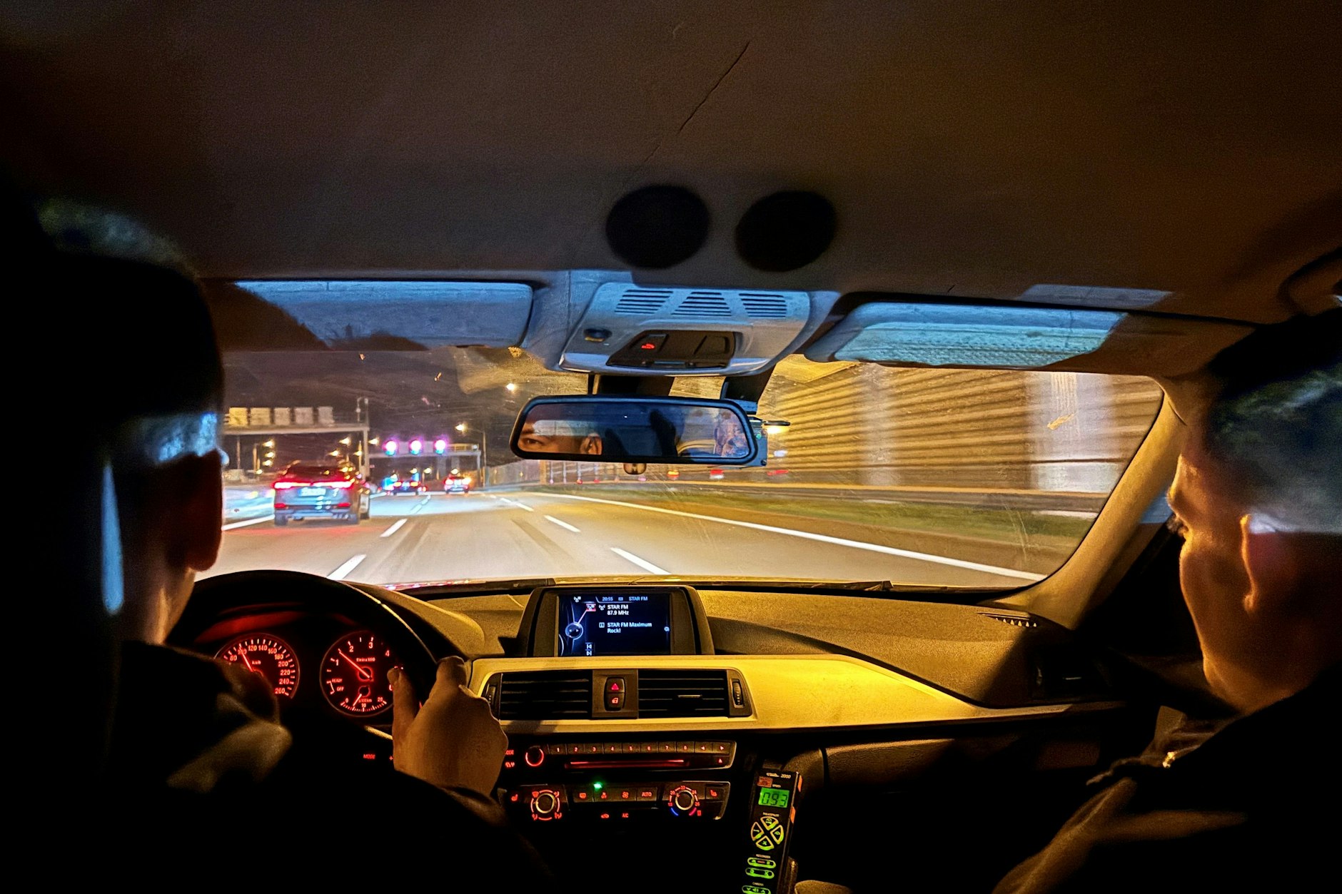 In einem zivilen Messfahrzeug waren wir unterwegs auf der Berliner Stadtautobahn.