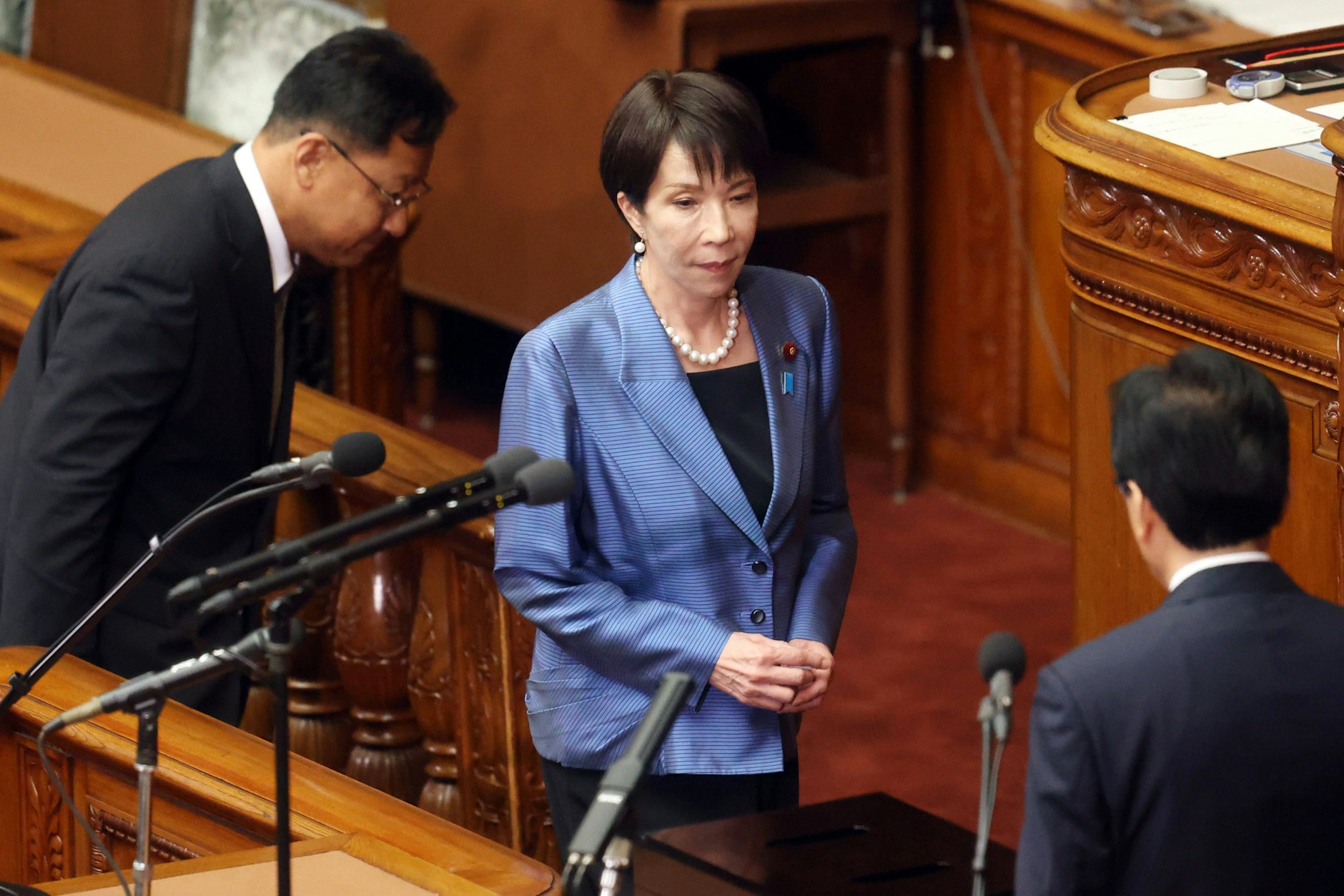 Zur Wahl in Tokio trat die 64-jährige Sanae Takaichi mit dem Schmuck der Erzkonservativen an.