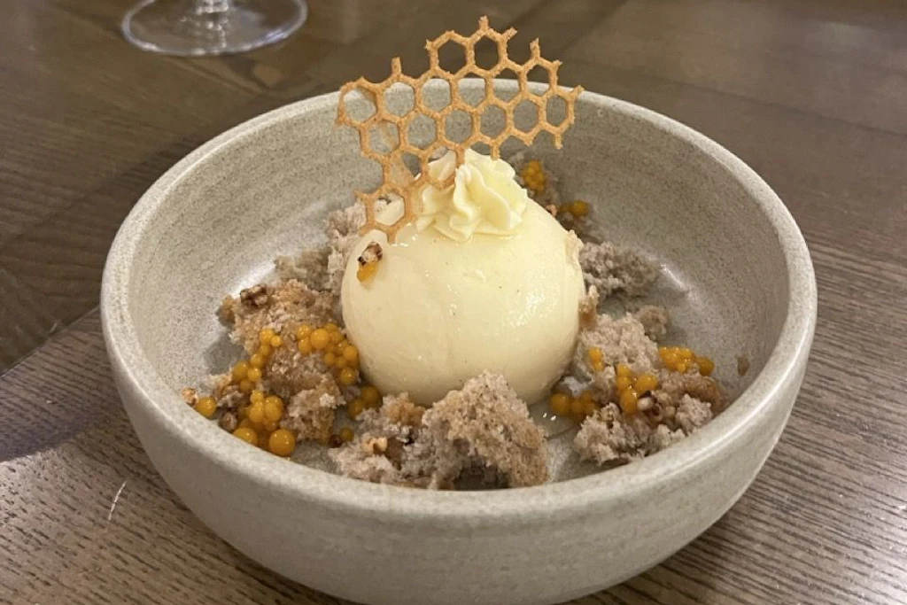 Krönender Dinner-Abschluss mit einem Buchweisen-Dessert