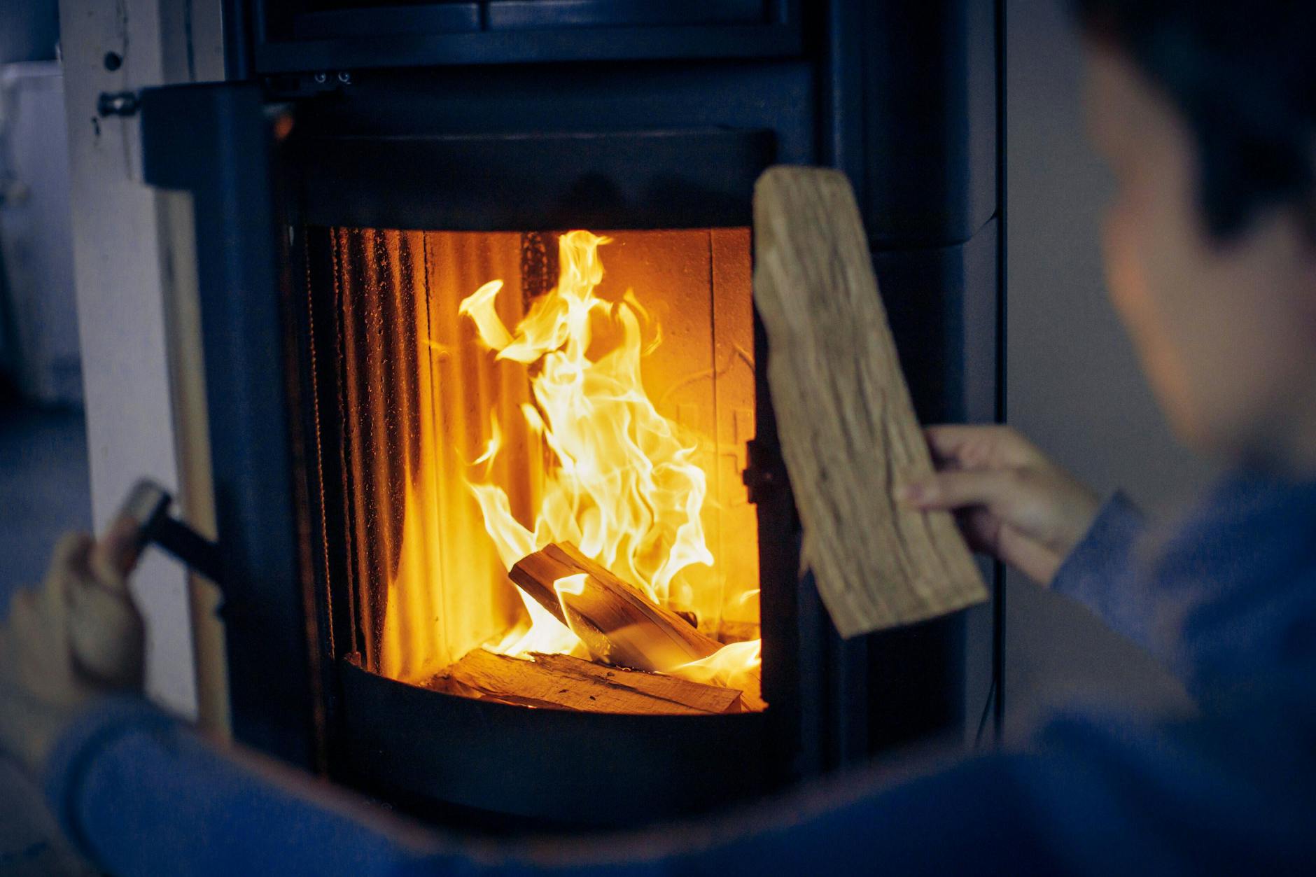 Ein Kaminofen ist gemütlich. Man sollte ihn aber unbedingt nach Vorschrift befeuern.