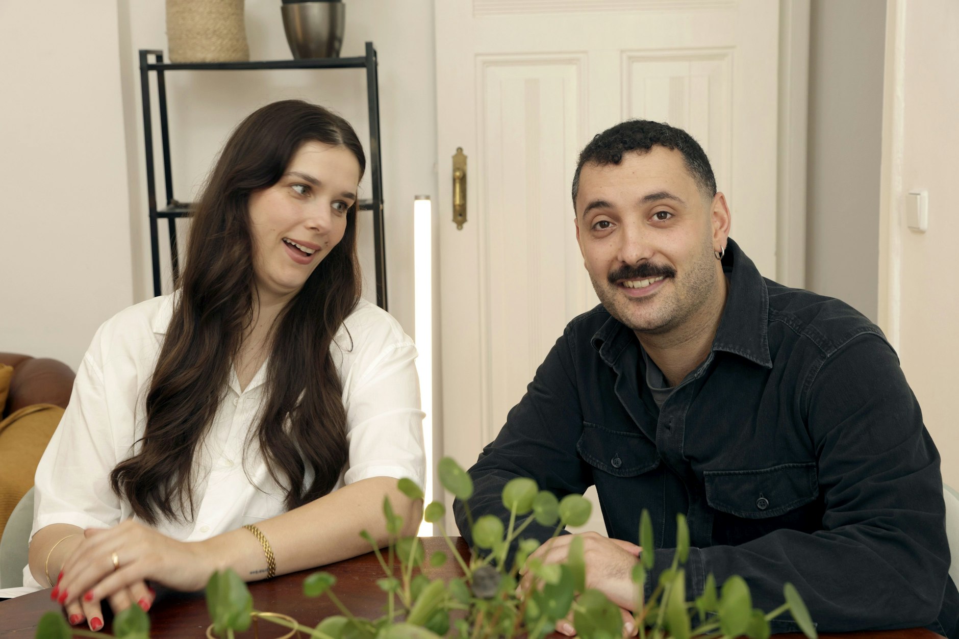 Der feministische Moderator Altintas mit der Autorin Tara-Louise Wittwer.
