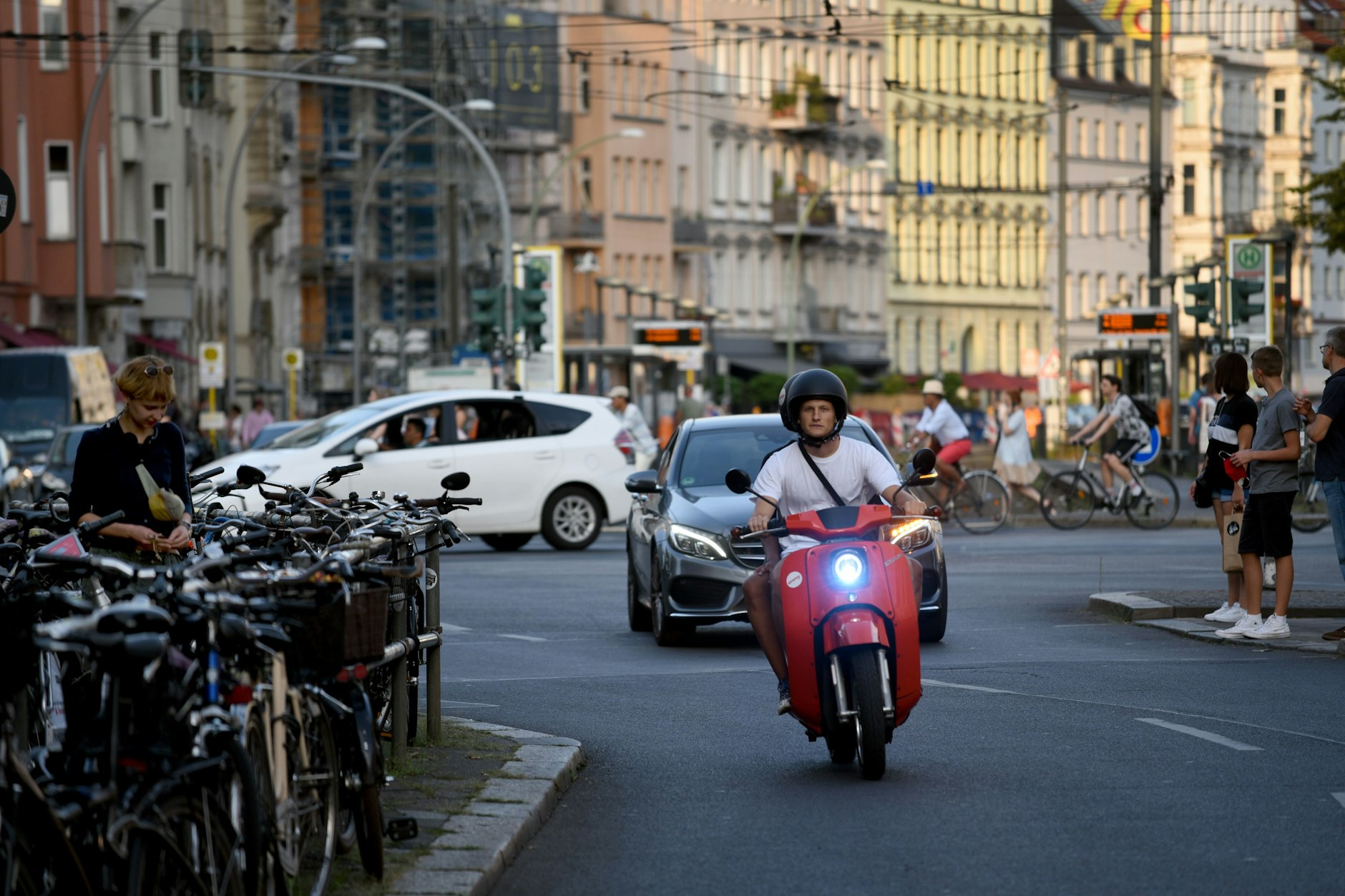Eine wichtige Verbindung im Osten Berlins: die Torstraße in Mitte – hier am Rosenthaler Platz. Der Senat plant im zweiten Anlauf die Sanierung und den Umbau.