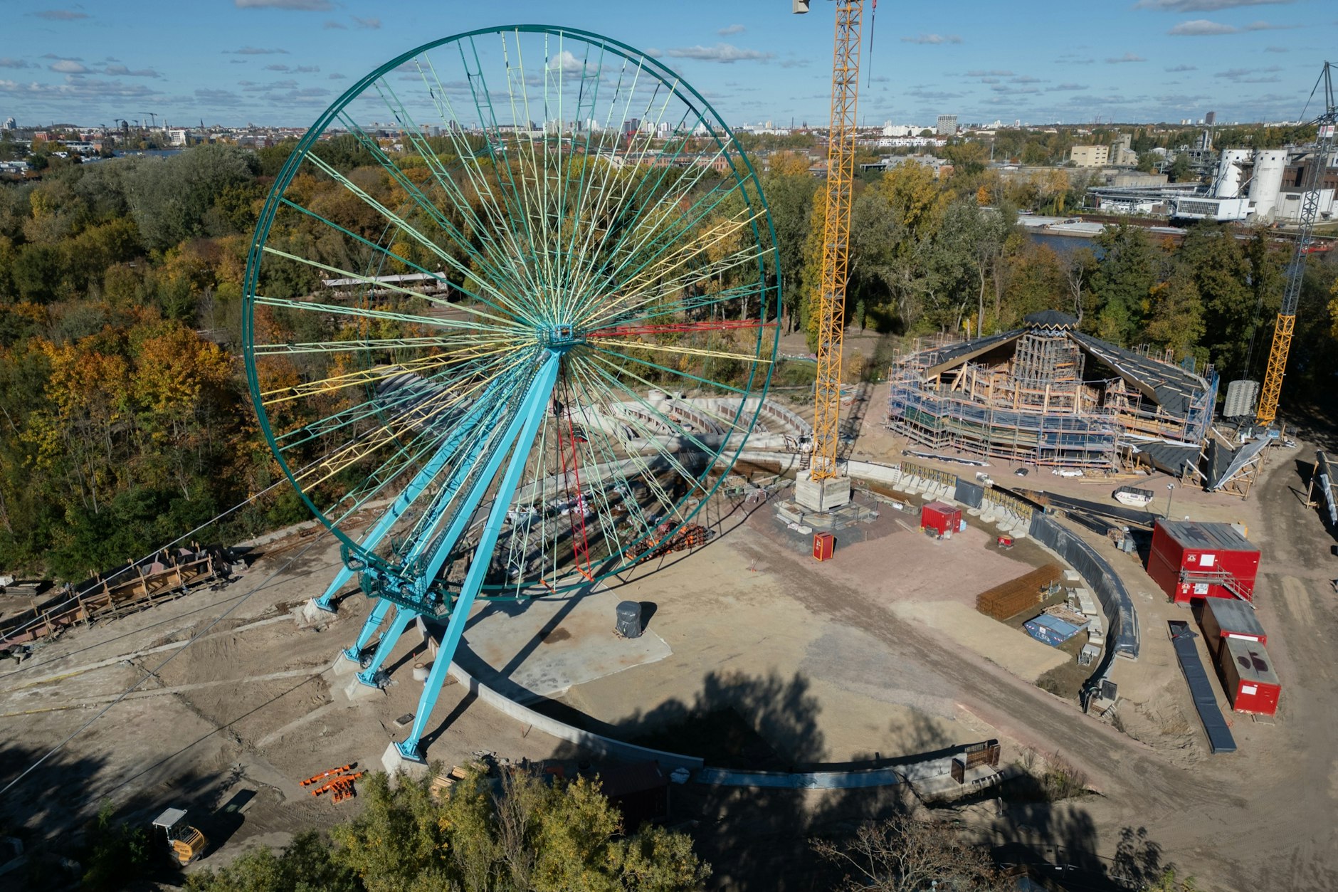 Das Riesenrad im Spreepark im Plänterwald wird aktuell wieder aufgebaut. Das Rad selbst steht bereits wieder, nun fehlen noch die neuen Gondeln.