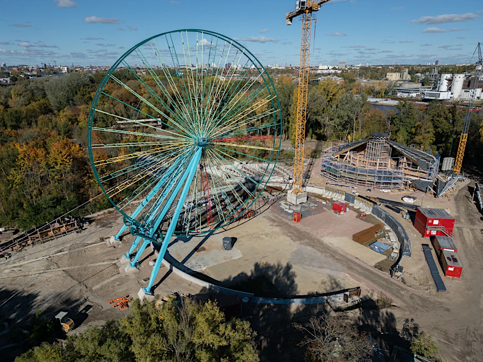 Das Riesenrad im Spreepark im Plänterwald wird aktuell wieder aufgebaut. Das Rad selbst steht bereits wieder, nun fehlen noch die neuen Gondeln.