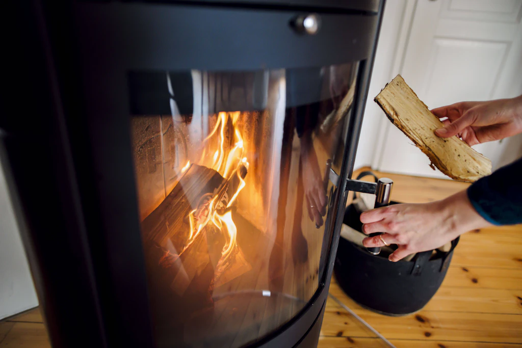 Es darf nur trockenes Holz in den Ofen und die Luftzufuhr muss richtig geregelt sein.