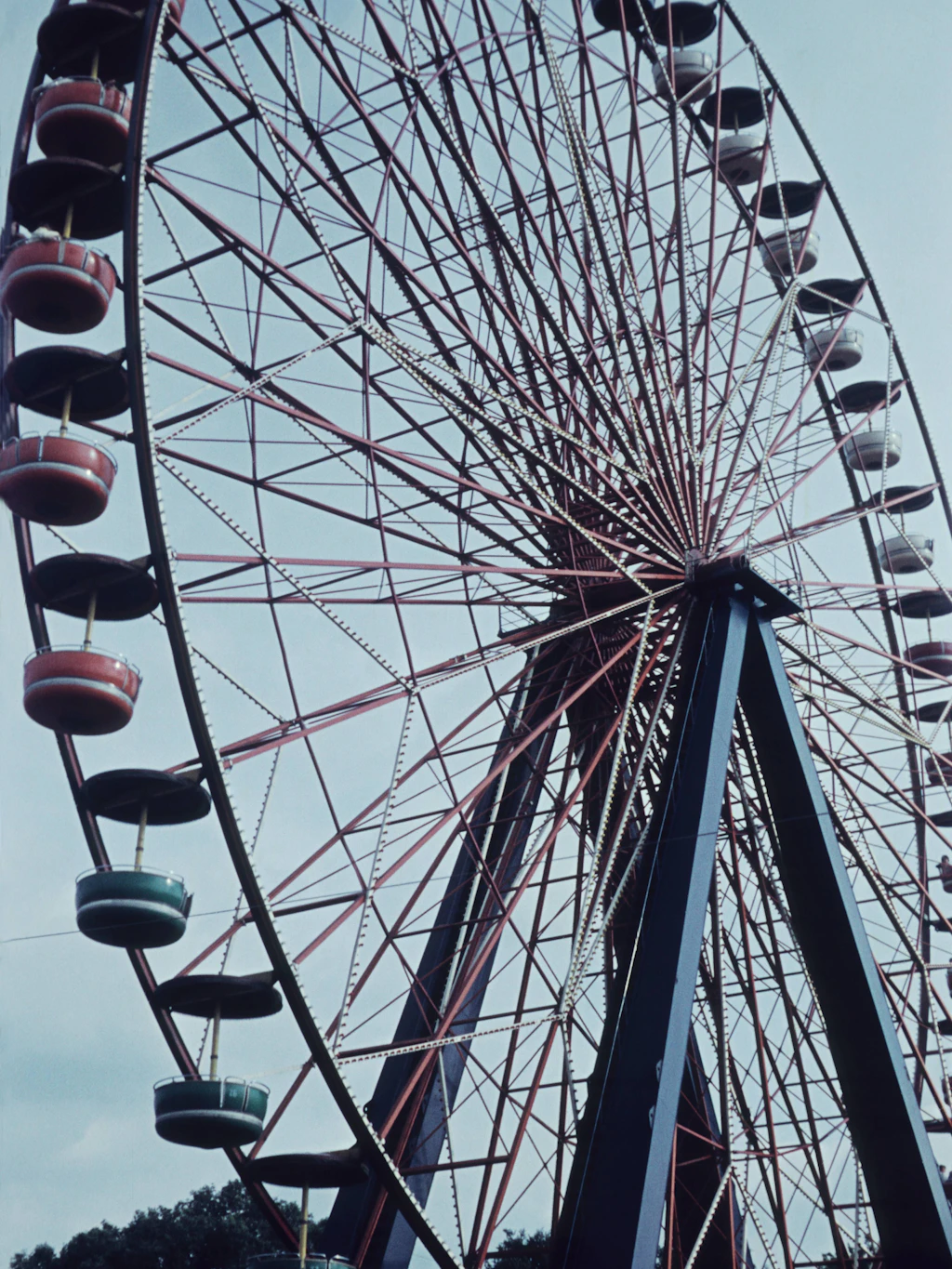 Das alte Foto zeigt das Riesenrad, das schon 1969 im Spreepark stand. Es wurde zum 20-Jahre-Jubiläum des Parks durch ein neues Rad ersetzt.