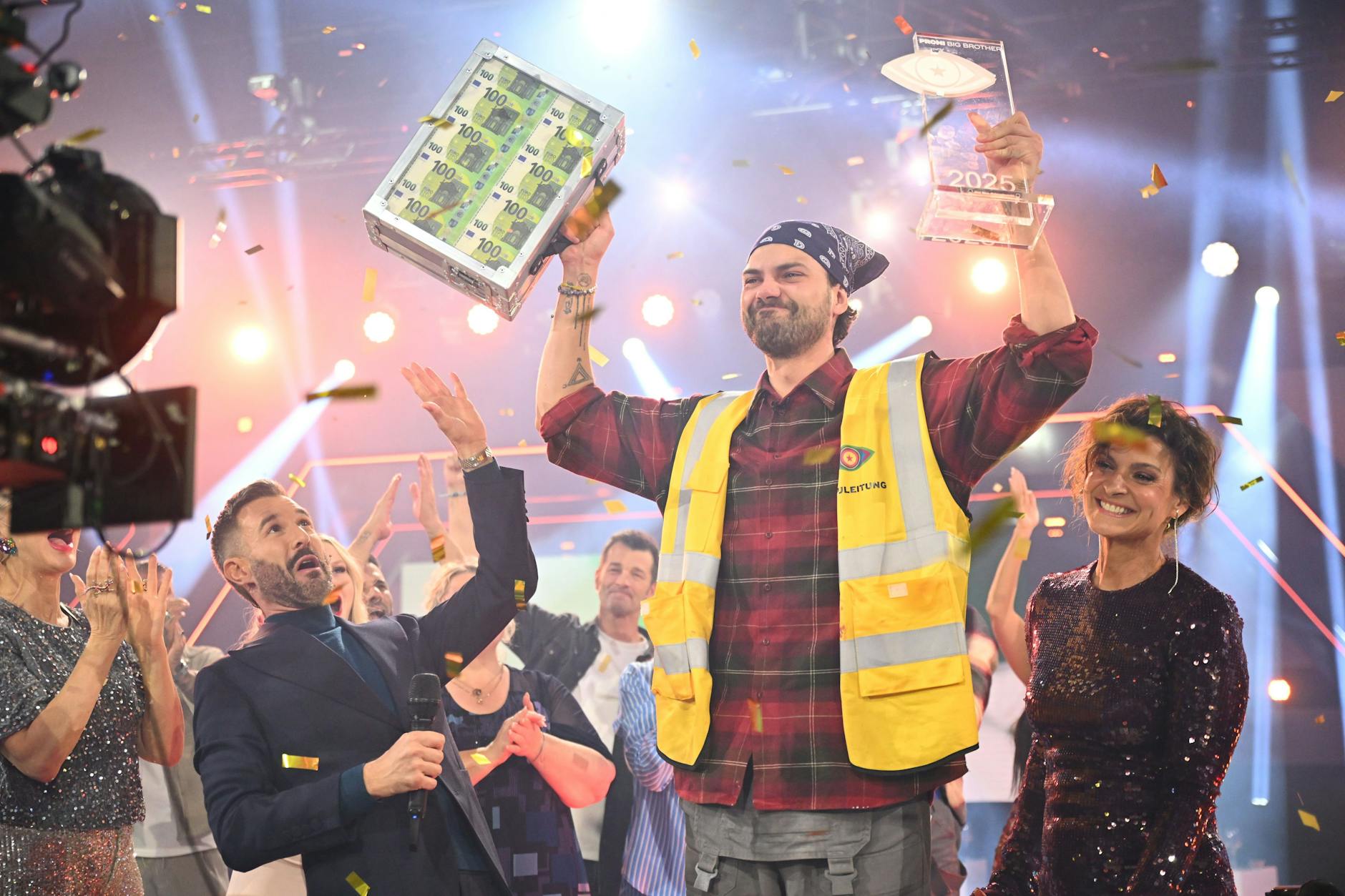 Jimi Blue Ochsenknecht hat „Promi Big Brother“ 2025 gewonnen. Und damit auch 100.000 Euro Preisgeld.