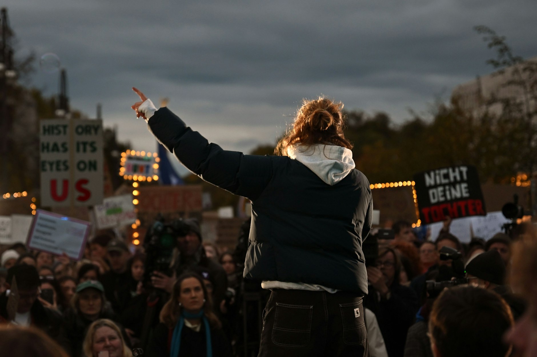 Luisa Neubauer, Umwelt- und Klimaaktivistin, spricht bei der Kundgebung „Wir sind die Töchter“ der Initiative „Zusammen Gegen Rechts“
