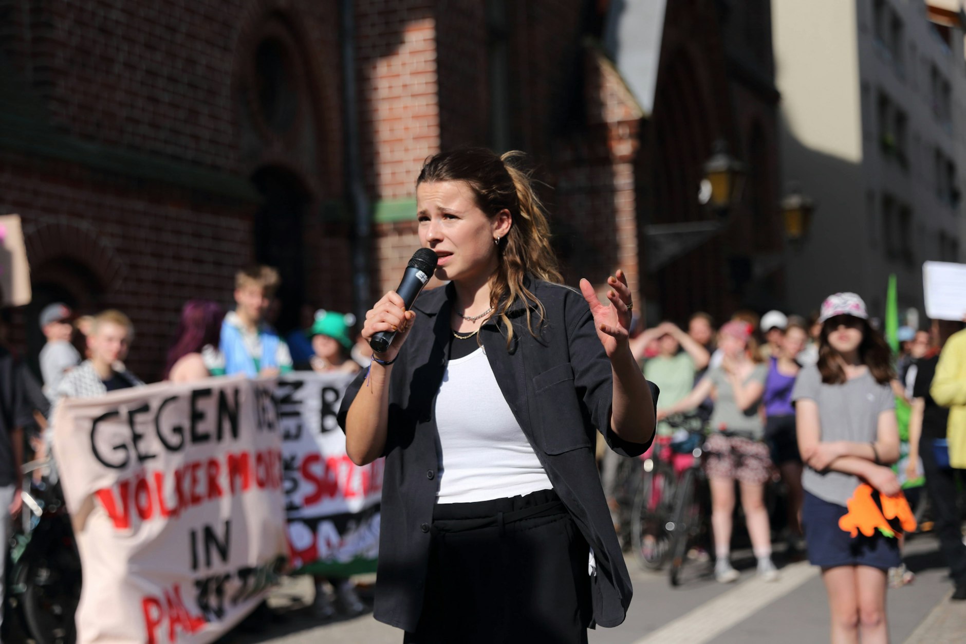 Luisa Neubauer spricht während einer Fridays for Future Demo für mehr Klimaschutz.