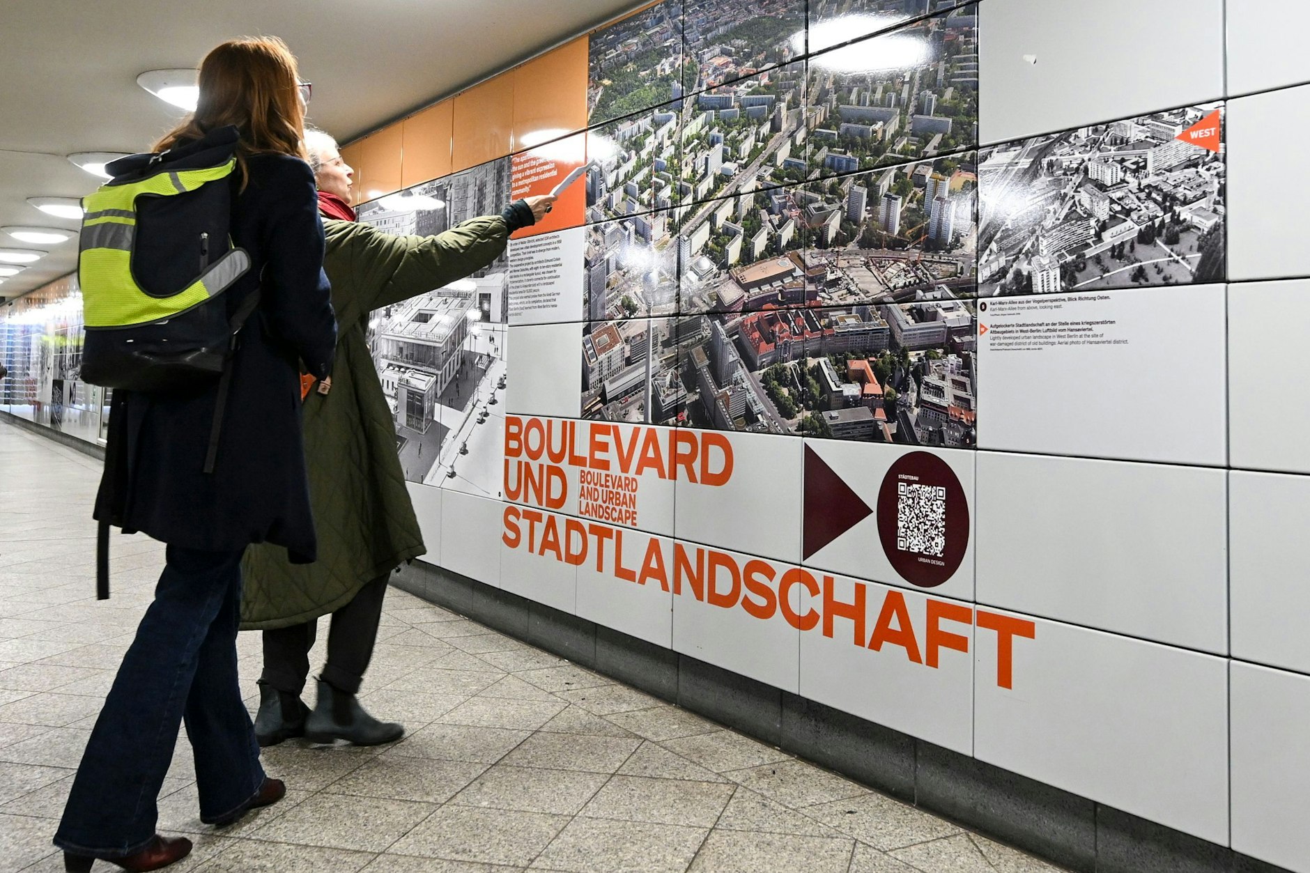 Im Berliner Untergrund informiert eine Ausstellung über die Architekturgeschichte der Karl-Marx-Allee.