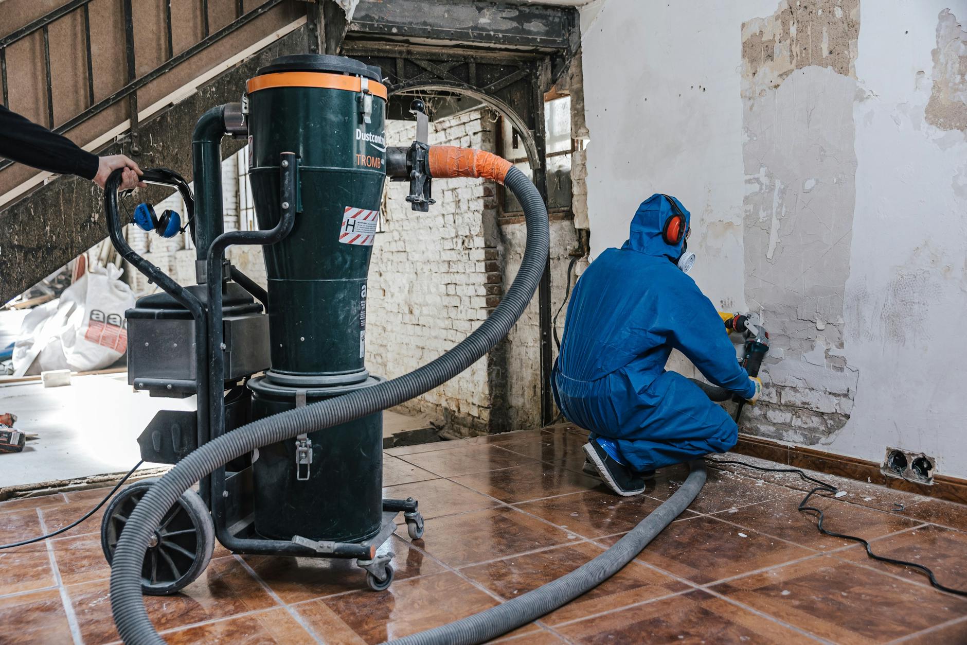 Da Asbest krebserregend ist, muss die Beseitigung immer durch Profis erfolgen – in passender Schutzkleidung.