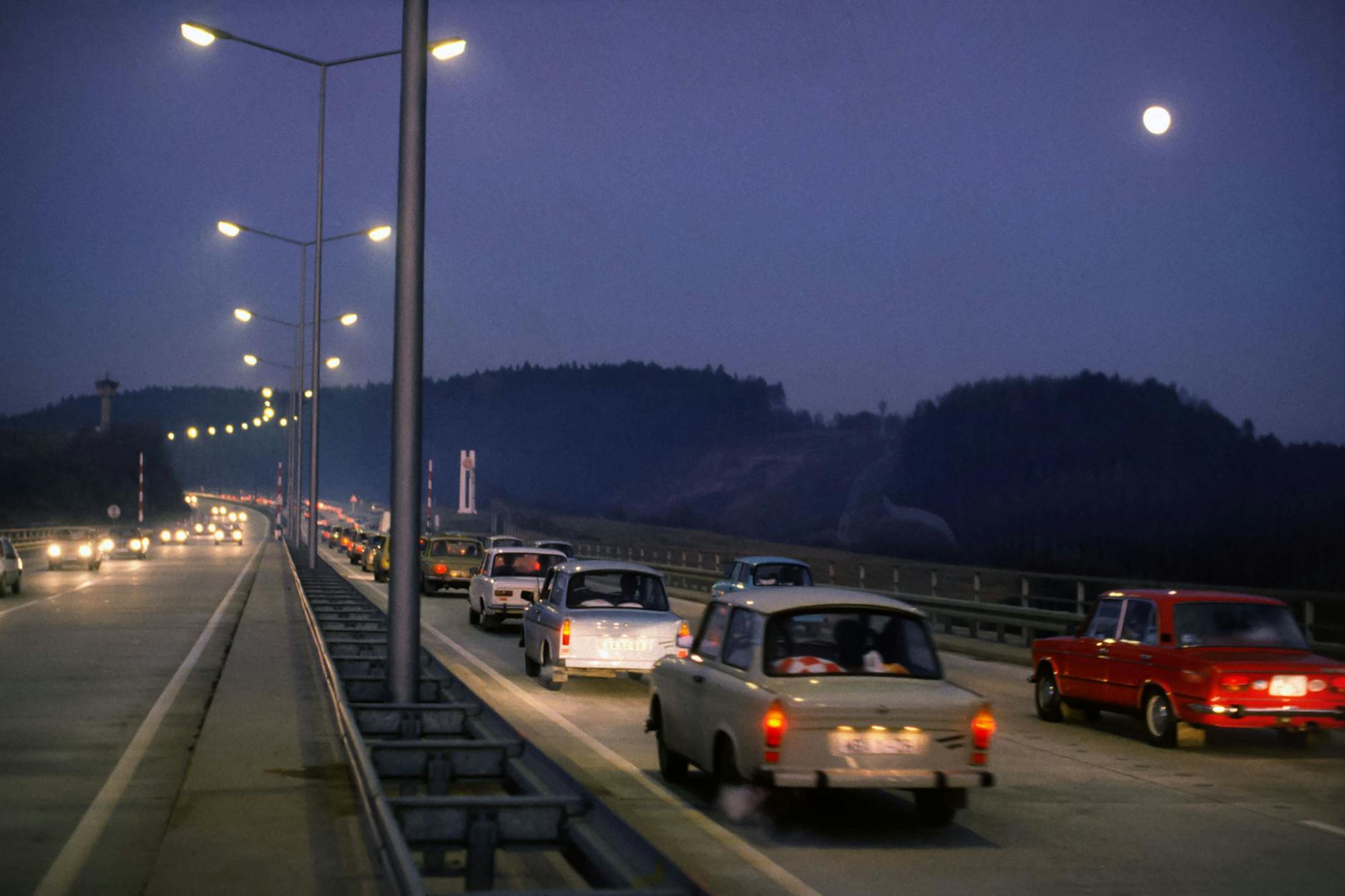 Autobahn bei einem Grenzübergang in Bayern kurz nach dem 9. November 1989
