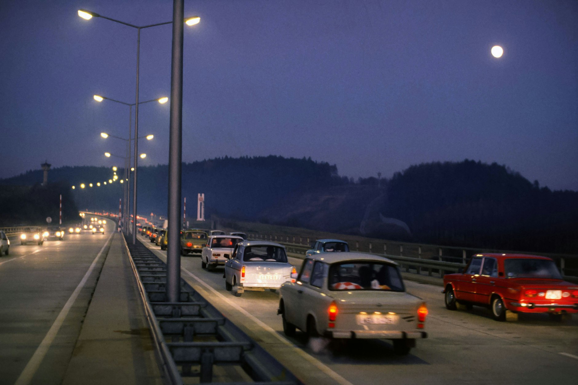 Autobahn bei einem Grenzübergang in Bayern kurz nach dem 9. November 1989