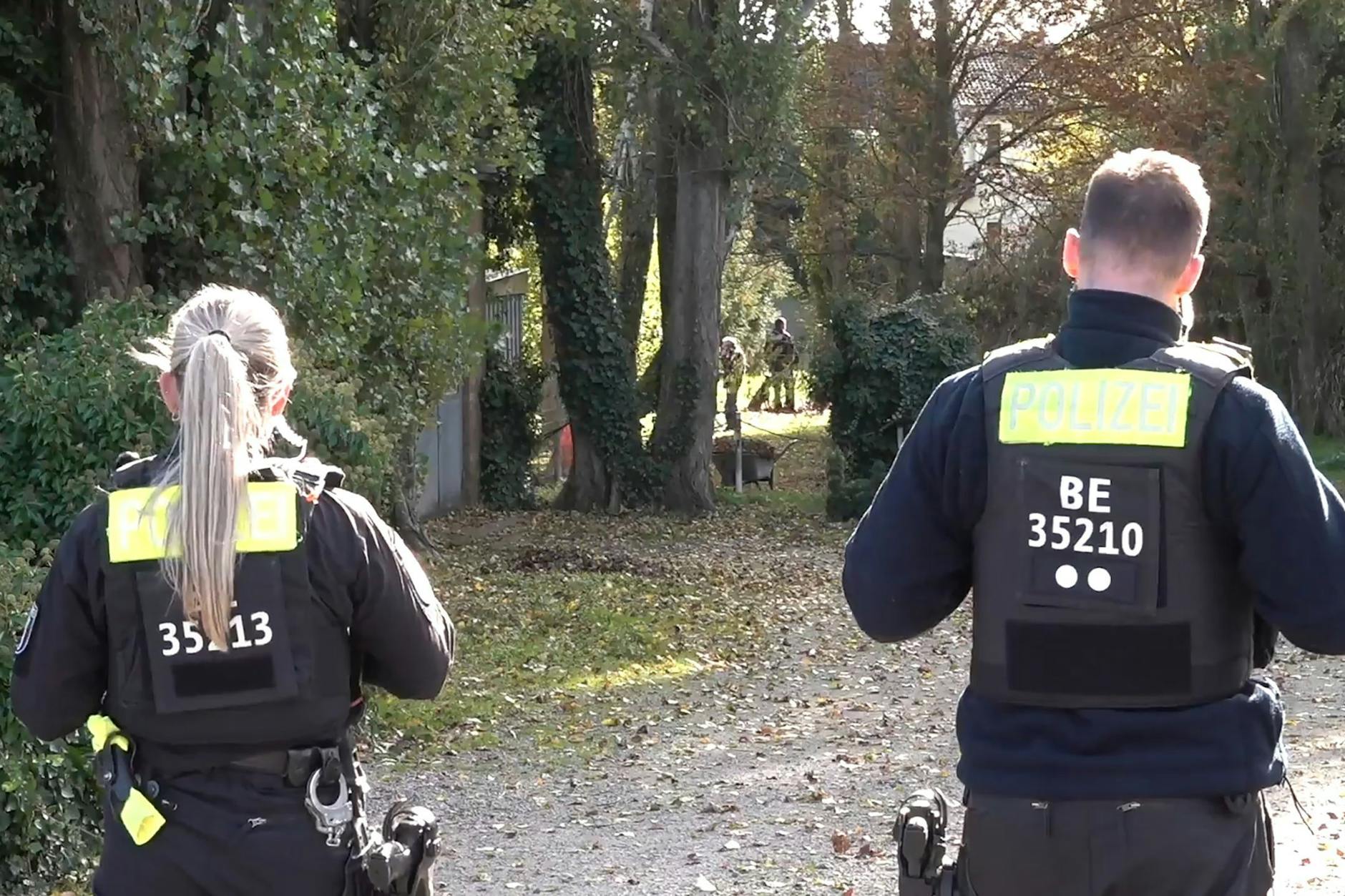 Einsatzkräfte der Polizei sichern die Absperrungen vor dem Grundstück in Tauche (Landkreis Oder-Spree) auf dem die Ermittlungen im Fall der seit mehr als sechs Jahren vermissten Rebecca aus Berlin-Neukölln stattfinden.