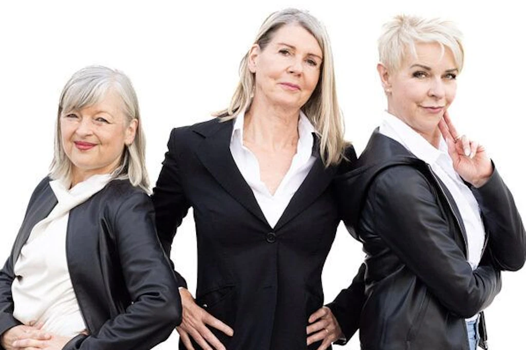 Eigentlich wollte „Elf 99“-Star Ines Krüger (r.) mit Autorin Evelyn Csabai (l.) und Ärztin Dr. Jutta Krocker über Brustkrebs talken. Nun ünernimmt dies Thomas Riedel.