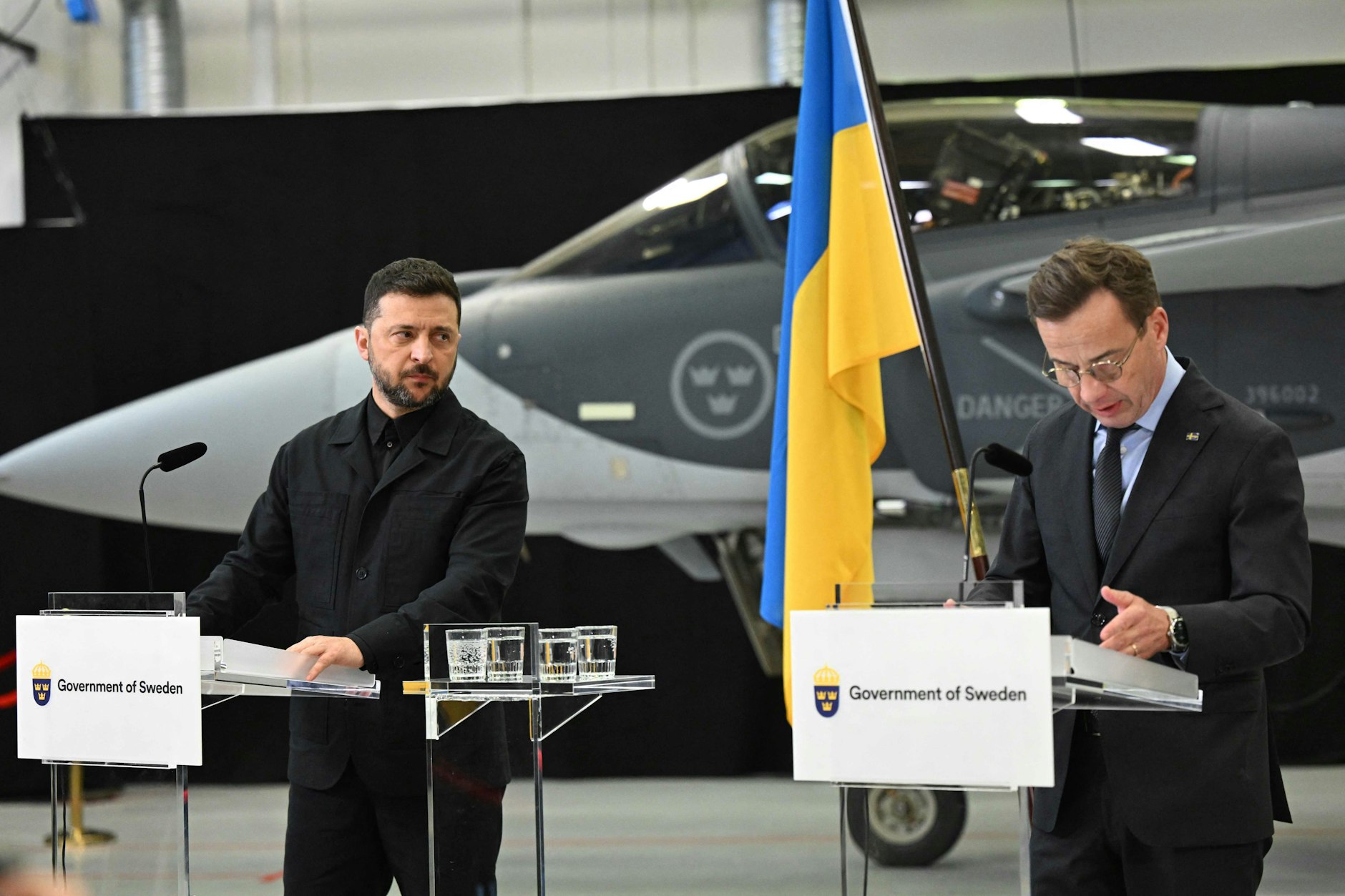 Der schwedische Regierungschef Ulf Kristersson (r.) and der ukrainische Präsident Wolodymyr Selenskyj