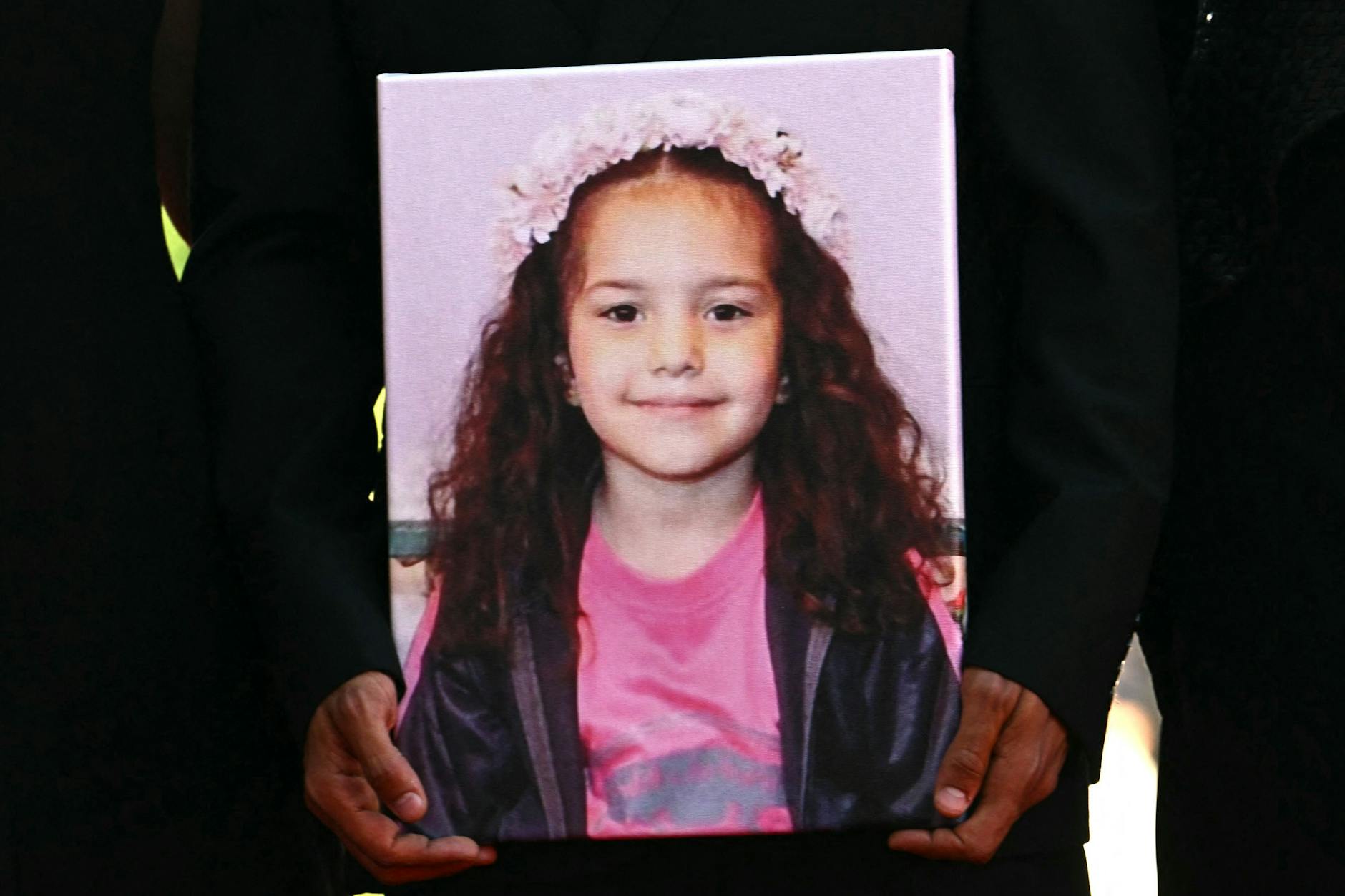 Besucher des Filmfestivals in Venedig halten anlässlich der Premiere von „The Voice of Hind Rajab“ ein Porträt des palästinensischen Mädchens.