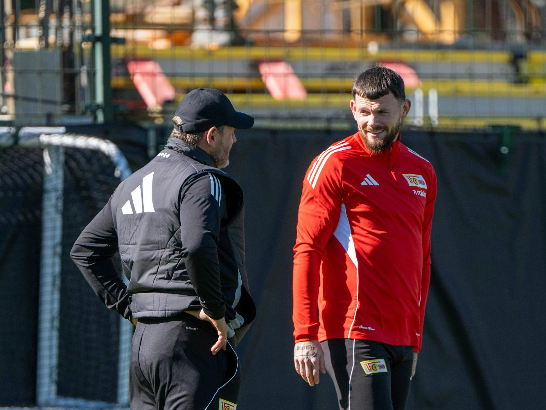 Union-Coach Steffen Baumgart im Trainingsgespräch mit Schotten-Stürmer Oliver Burke.