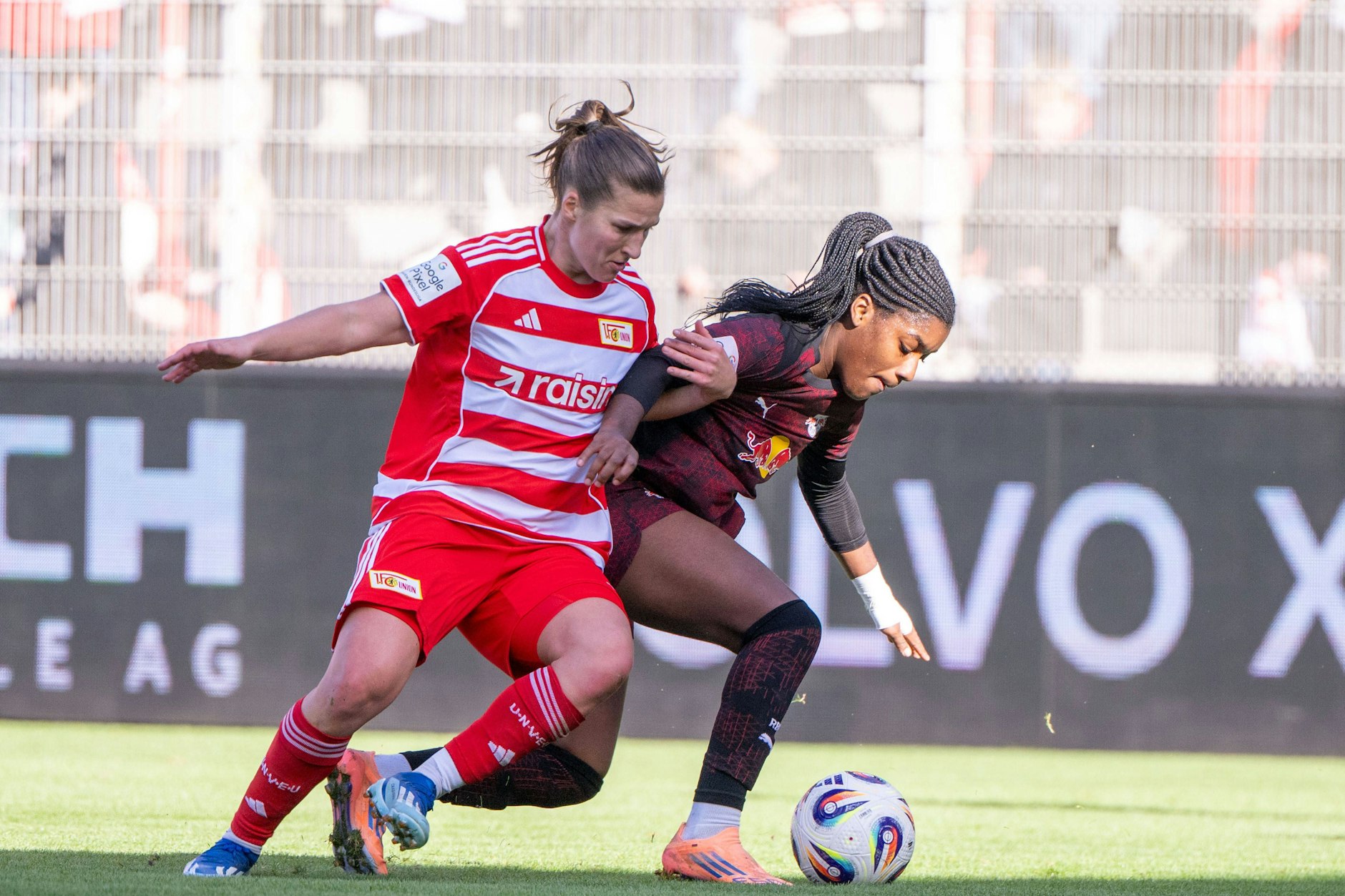 Gegen RB Leipzig konnte Abwehrspielerin Katja Orschmann (l.) mit dem 1. FC Union Berlin zuletzt ohne Gegentor bleiben.