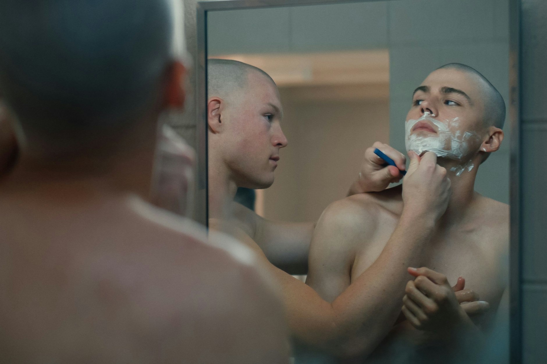 Angus O'Brien als Hicks und Miles Heizer als Cameron Cope in der Serie „Boots“