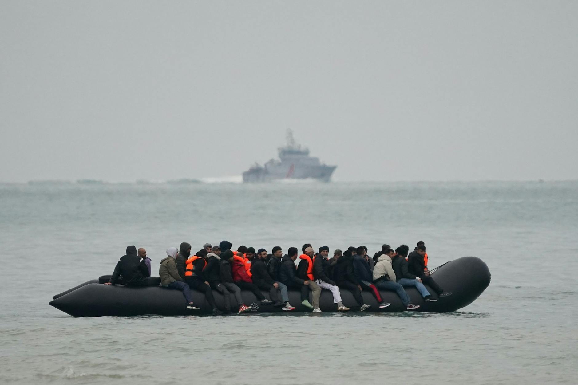 Ein Boot mit Migranten an Bord verlässt Frankreich in Richtung Großbritannien.