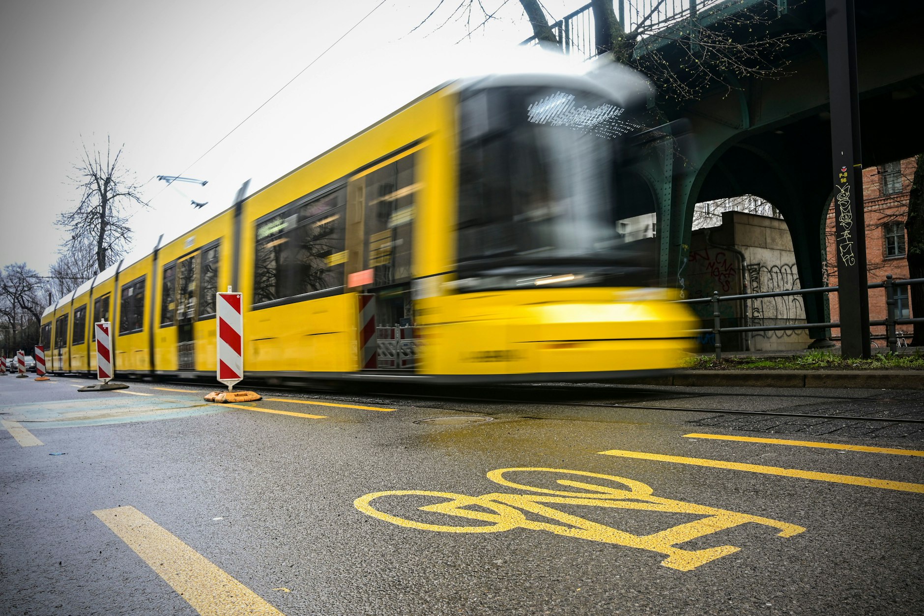 Symbolbild: Eine Tram der Linie M8 hat in der Nacht zu Mittwoch einen Mann tödlich erfasst.