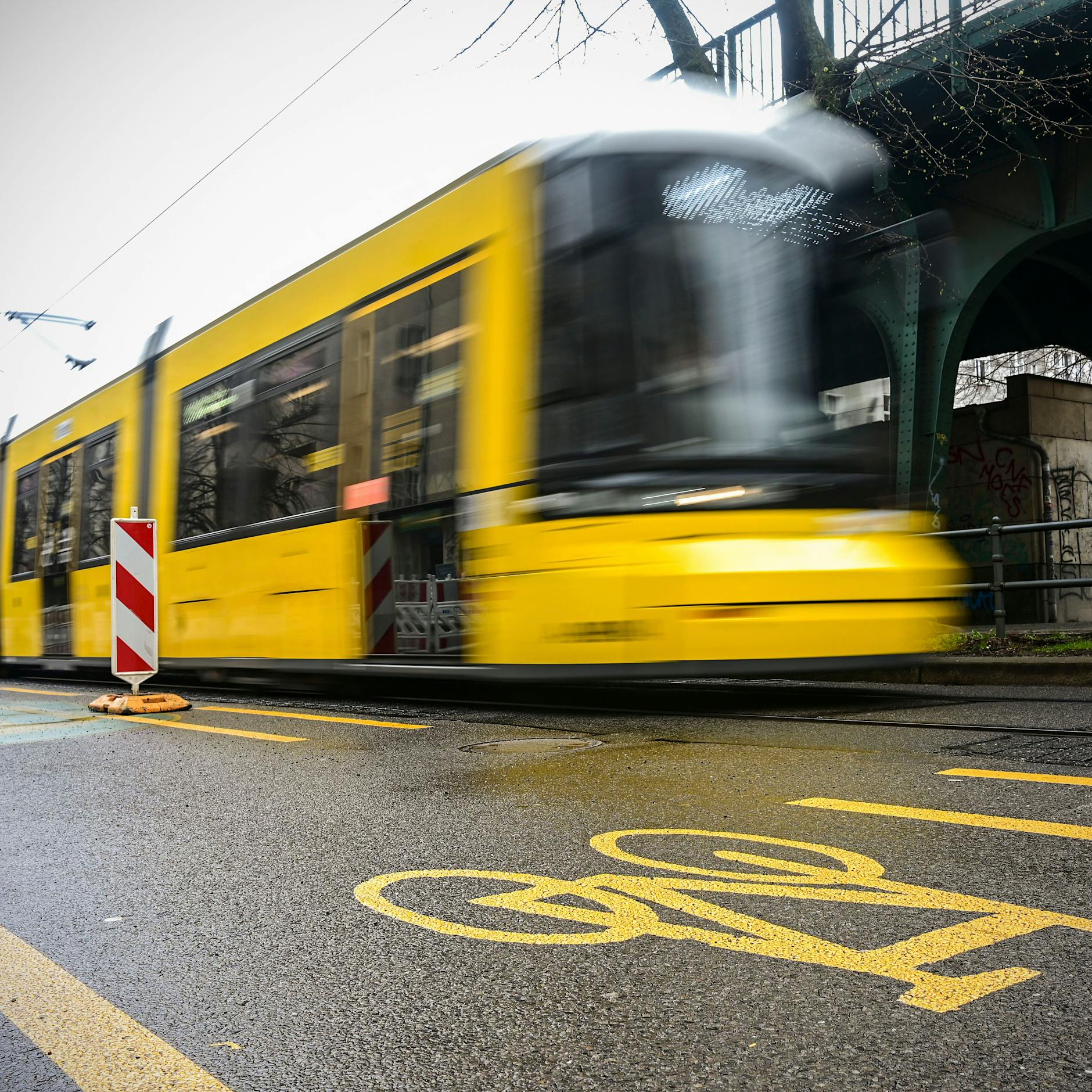 Berlin-Marzahn: Mann stirbt bei Tram-Unfall an der M8