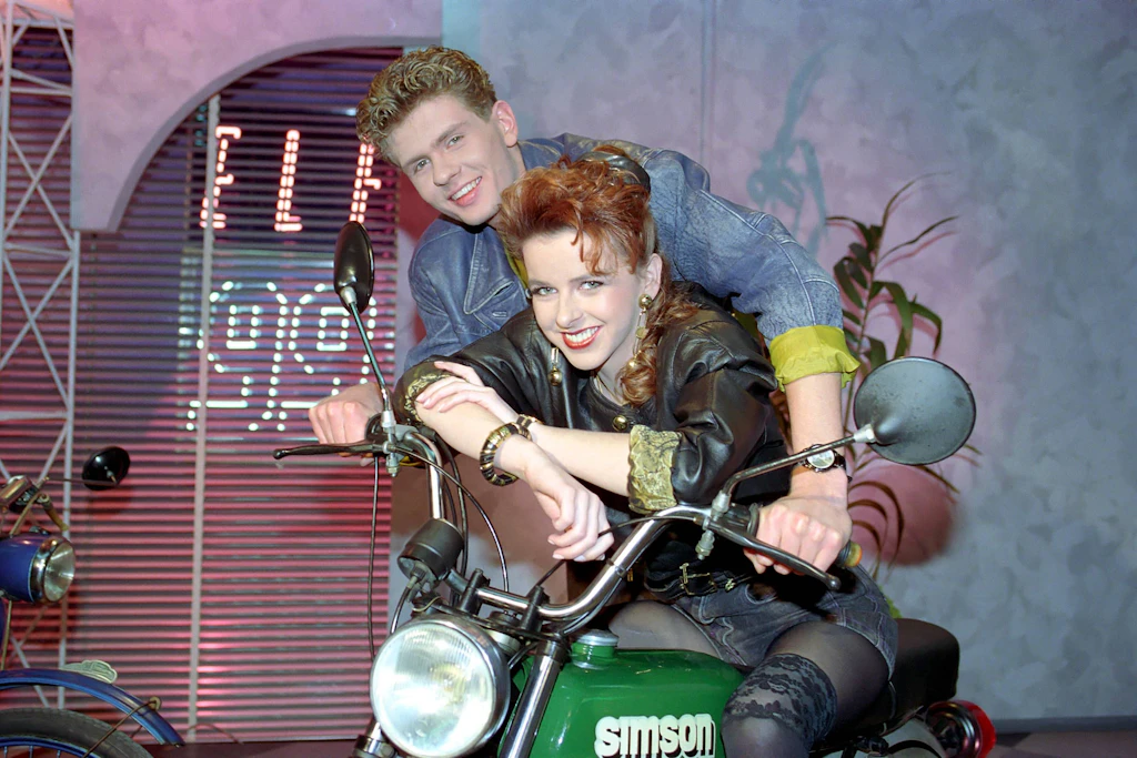 Thomas Riedel und Ines Krüger auf dem DDR-Moped Simson: Sie gehörten zu den Moderatoren der Kultsendung „Elf 99“ im DDR-Fernsehen.