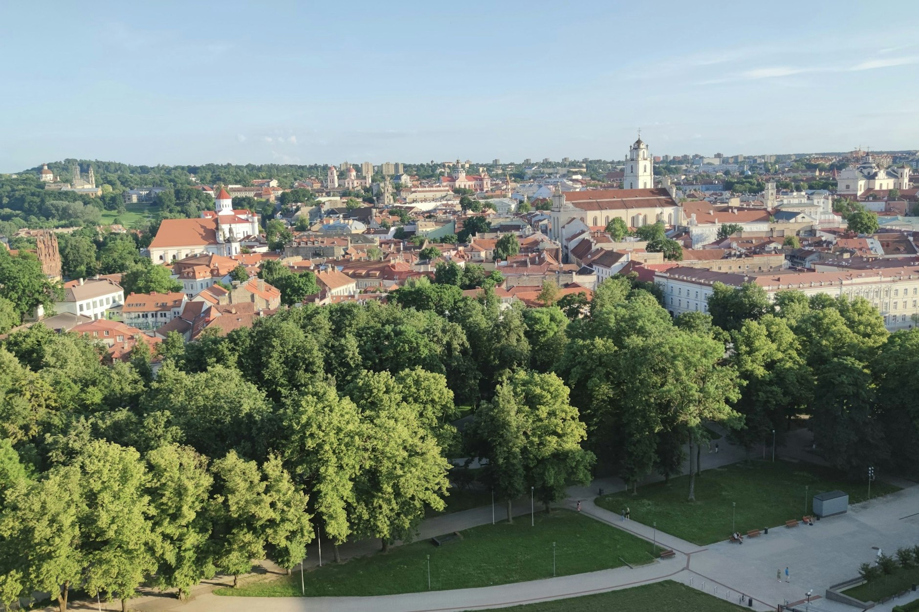 Panoramablick vom Gediminas-Turm auf die Altstadt von Vilnius. Im Vordergrund ist der Großfürstenpalast zu sehen.
