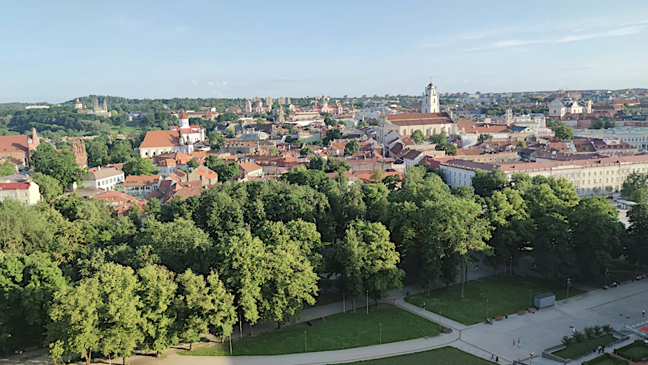 Panoramablick vom Gediminas-Turm auf die Altstadt von Vilnius. Im Vordergrund ist der Großfürstenpalast zu sehen.