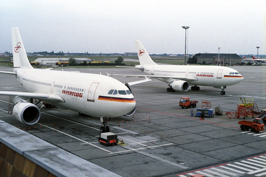 Zwei Flugzeuge vom Typ Airbus A310 mit dem Schriftzug der DDR-Fluggesellschaft Interflug stehen auf einem Sonderteil des Flughafens Berlin-Schönefeld.
