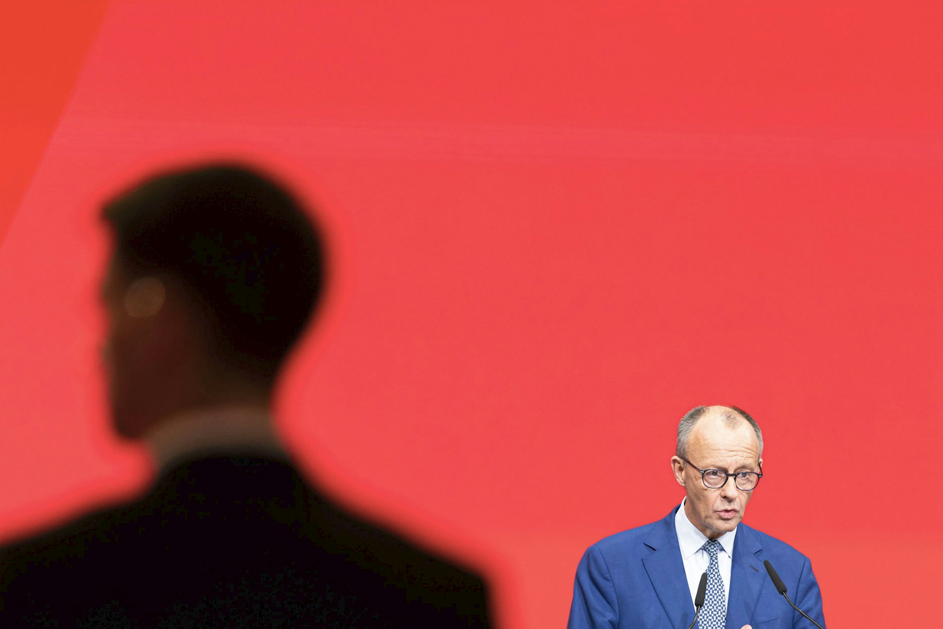 Bundeskanzler Friedrich Merz (CDU) spricht beim Kongress der Industriegewerkschaft Bergbau, Chemie, Energie (IGBCE) im Hannover Congress Centrum (HCC).
