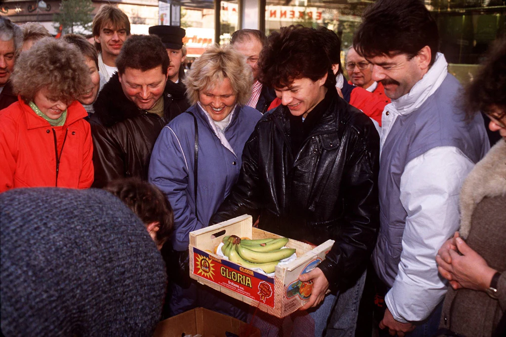 Am Tag nach der Maueröffnung nutzen einige DDR-Bürger ihr Begrüßungsgeld zum Einkauf von Bananen.