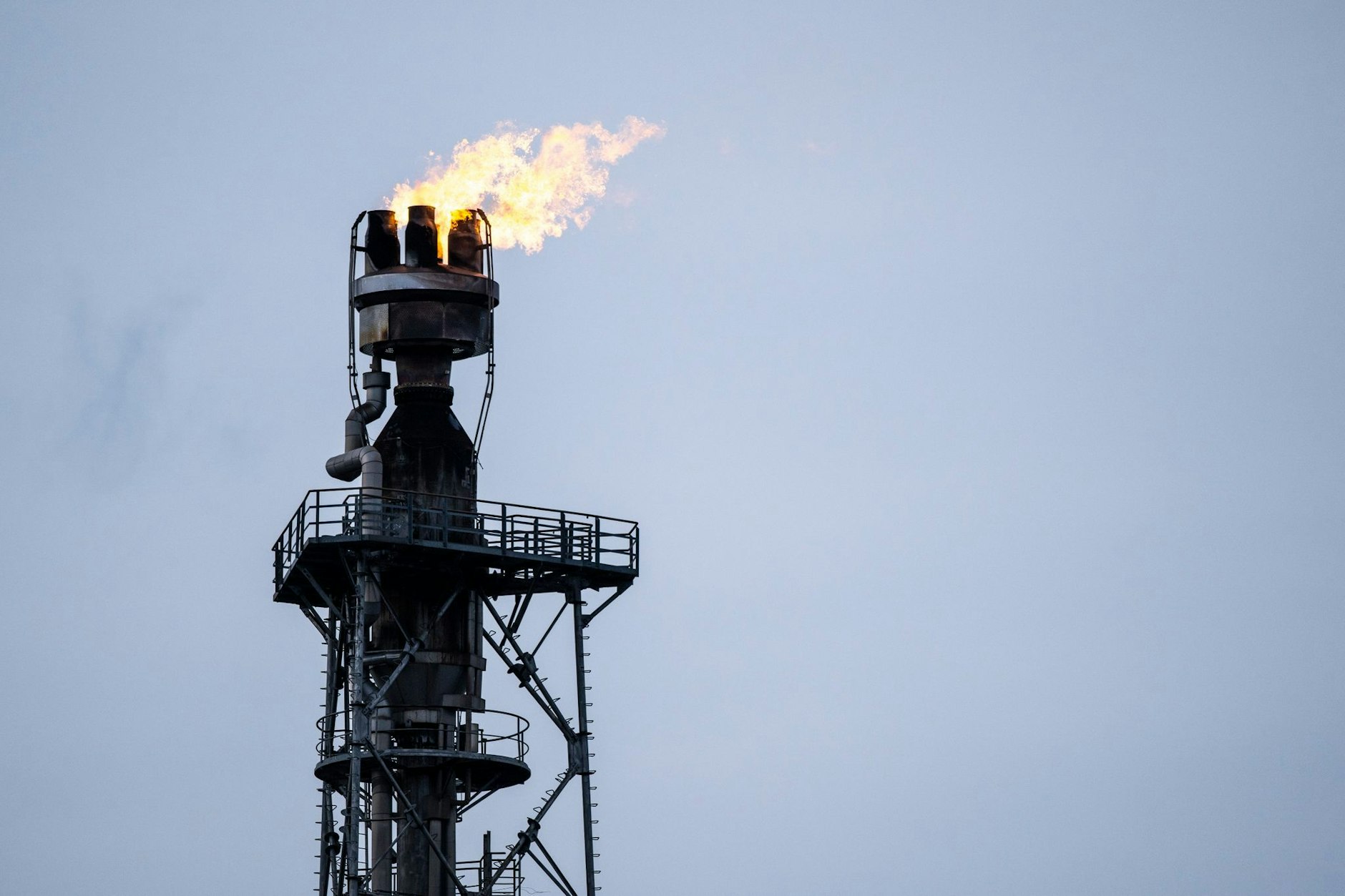 Fackelnde Flammen über einer Raffinerie – russisches Erdöl und Erdgas sind trotz Sanktionen weiter gefragt.