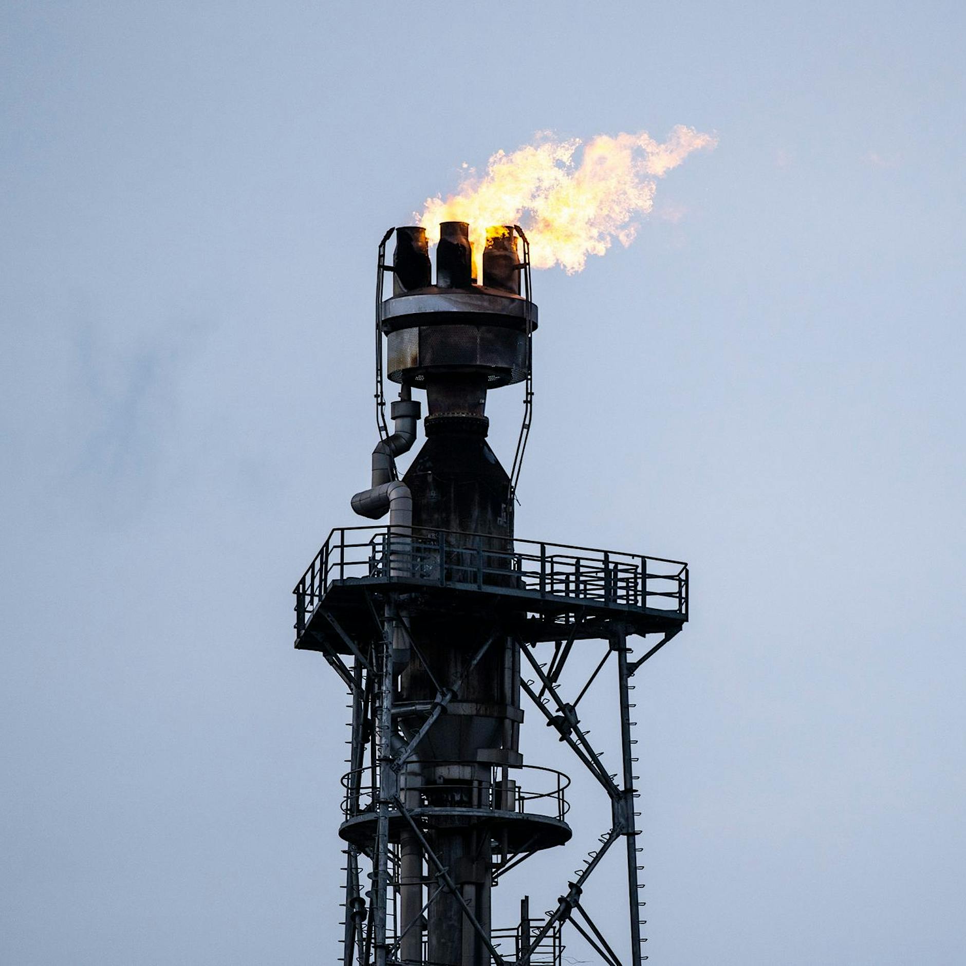 Trotz Sanktionen: Russland liefert erstmals Öl an neue Raffinerie in Georgien