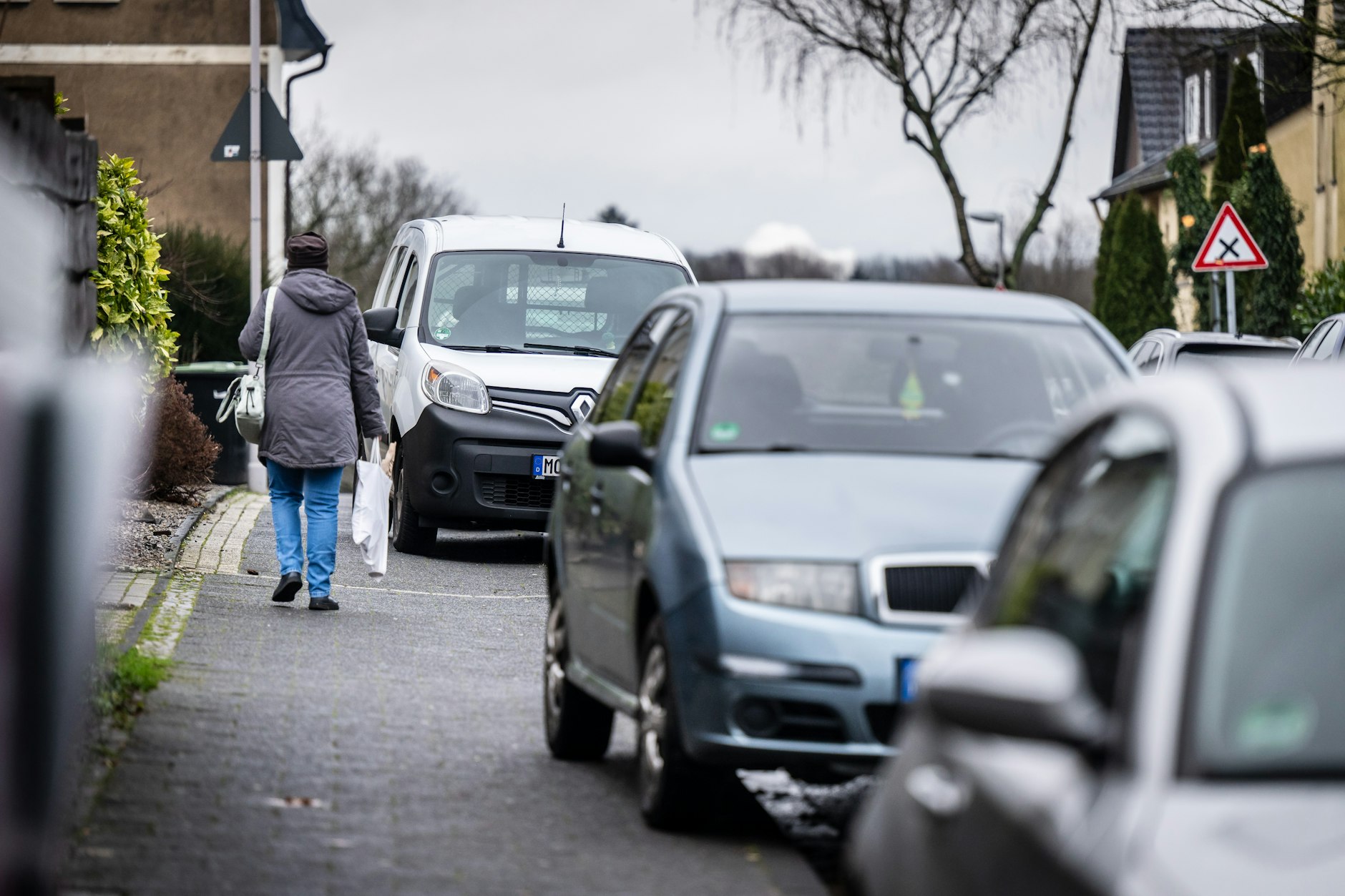 Mancher Autofahrer parkt gern auf dem Gehweg - doch wenn es nach dem Verkehrsclub Deutschland geht, sollte das stärker geahndet werden.
