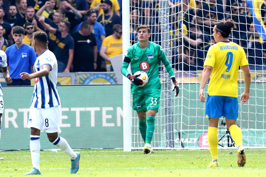 Robert Kwasigroch stand für Hertha BSC einmal in der Zweiten Liga im Tor, als Stammkeeper Tjark Ernst im September gegen Braunschweig verletzt ausfiel.