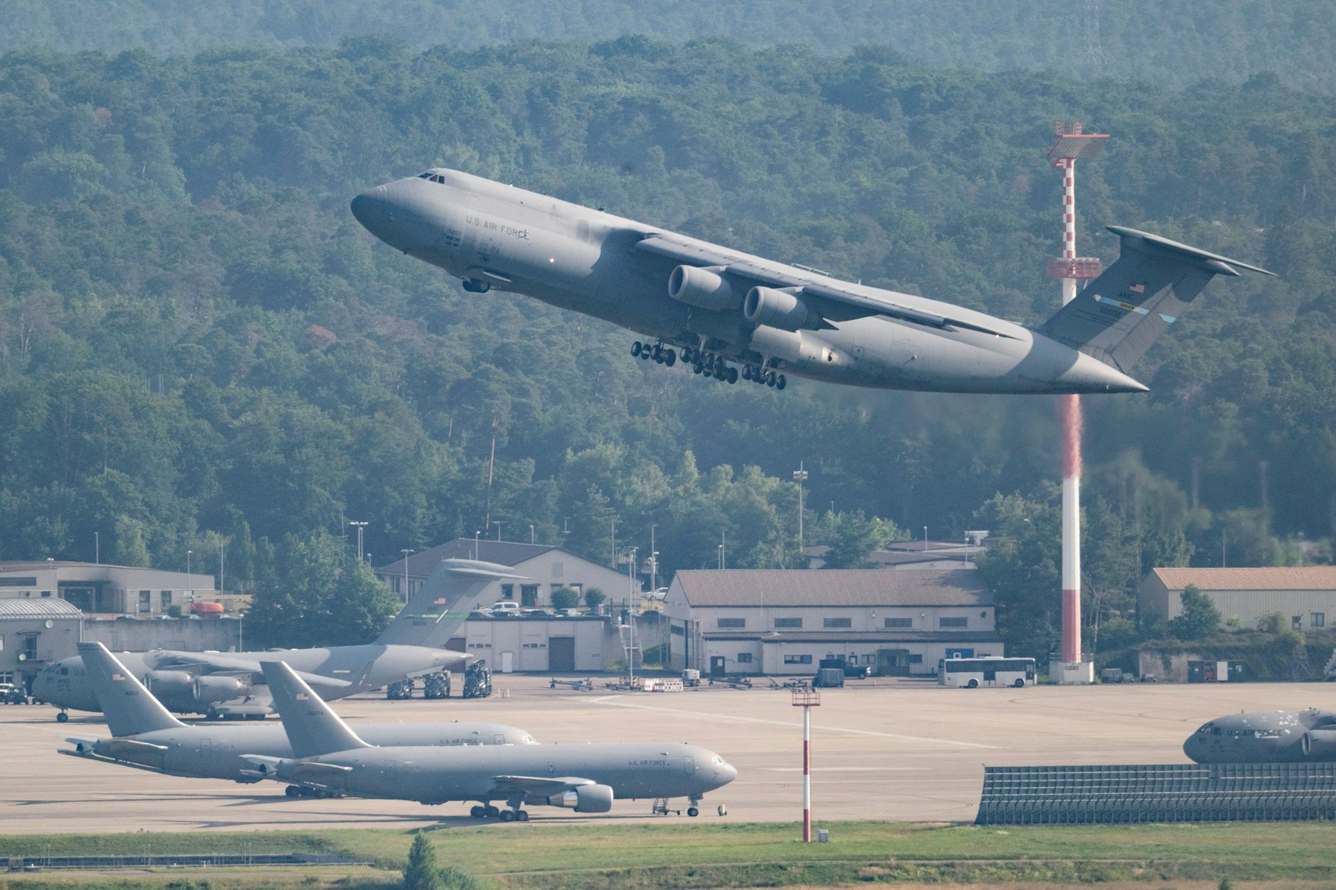 Eine Transportmaschine vom Typ C5 Galaxy der U.S. Airforce startet von der Ramstein Air Base.