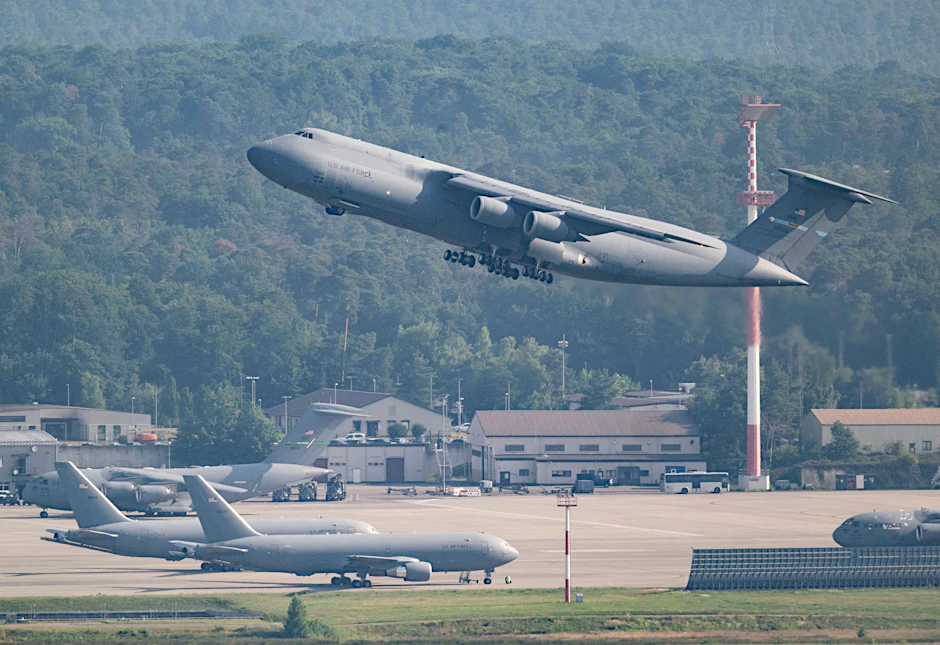 Eine Transportmaschine vom Typ C5 Galaxy der U.S. Airforce startet von der Ramstein Air Base.