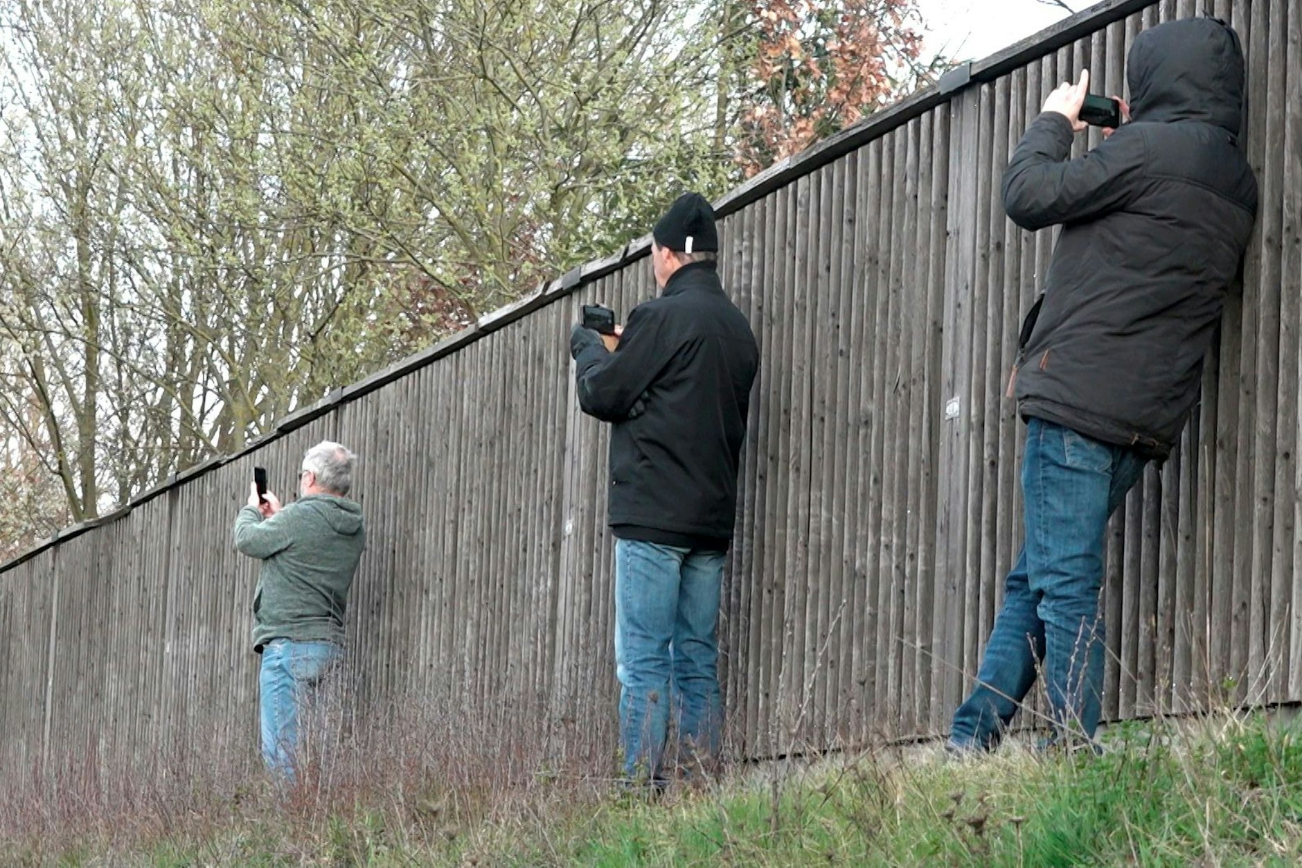 Symbolbild: Gaffer fotografieren einen möglichen Tatort.