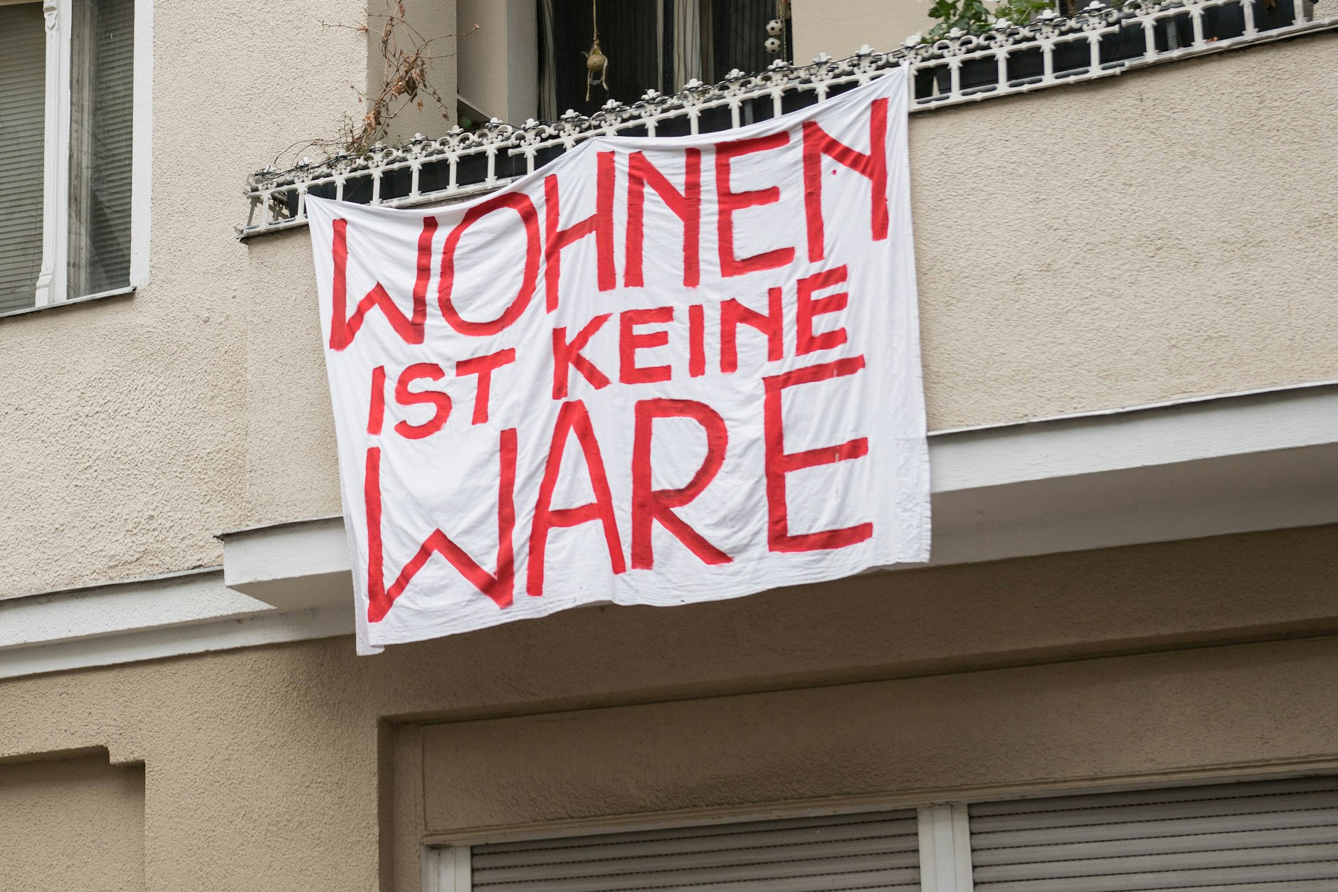 In Berlin sind die Mieten wahnsinnig teuer – doch dagegen wehren sich immer mehr Menschen.